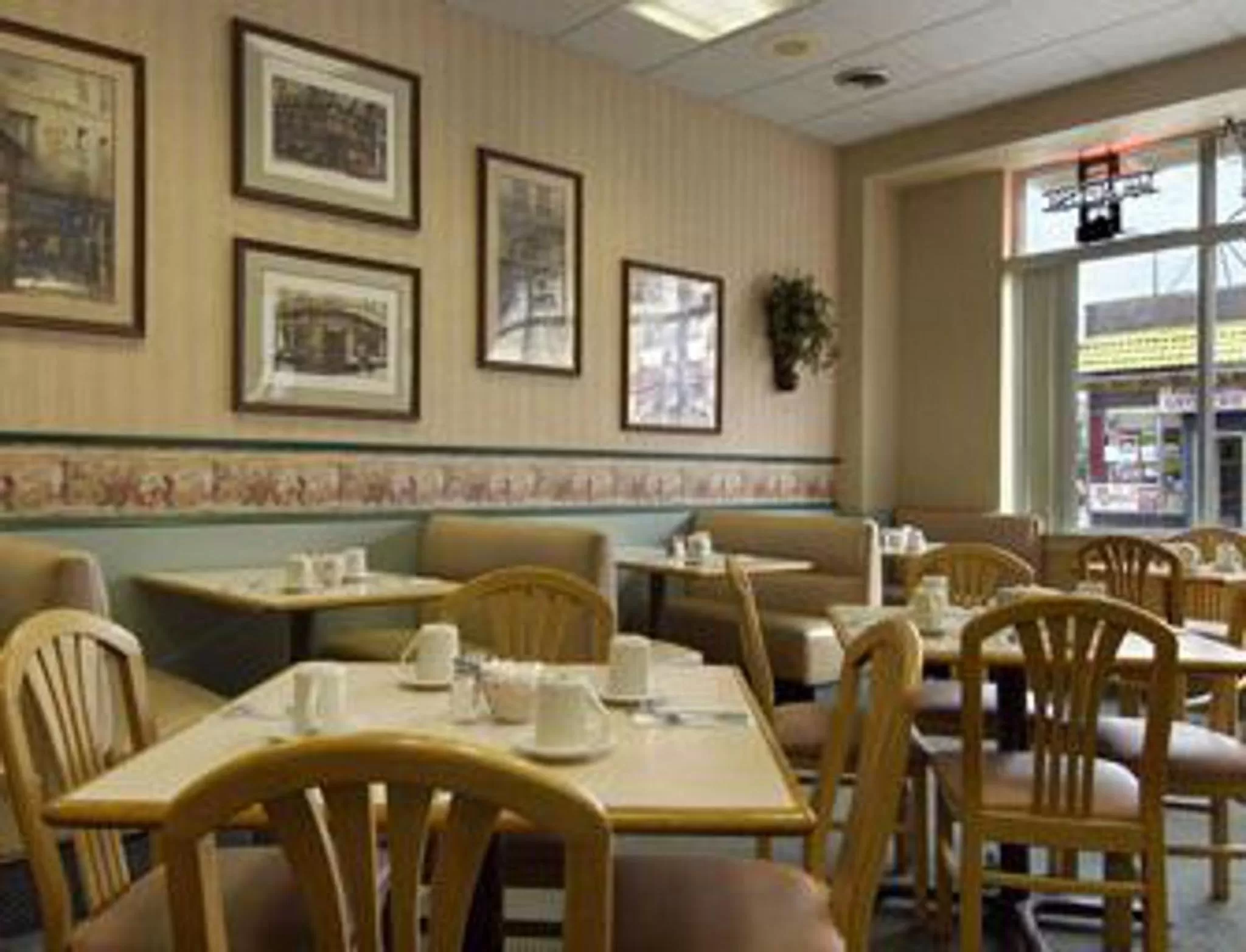 Restaurant/places to eat in Howard Johnson by Wyndham Atlantic City