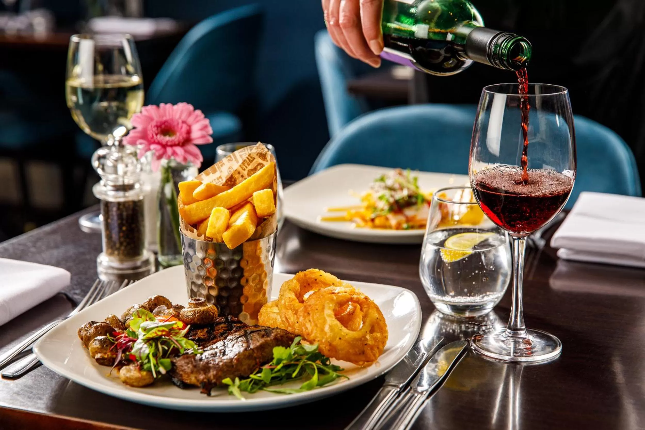 Food and drinks in Mercure Swansea Hotel