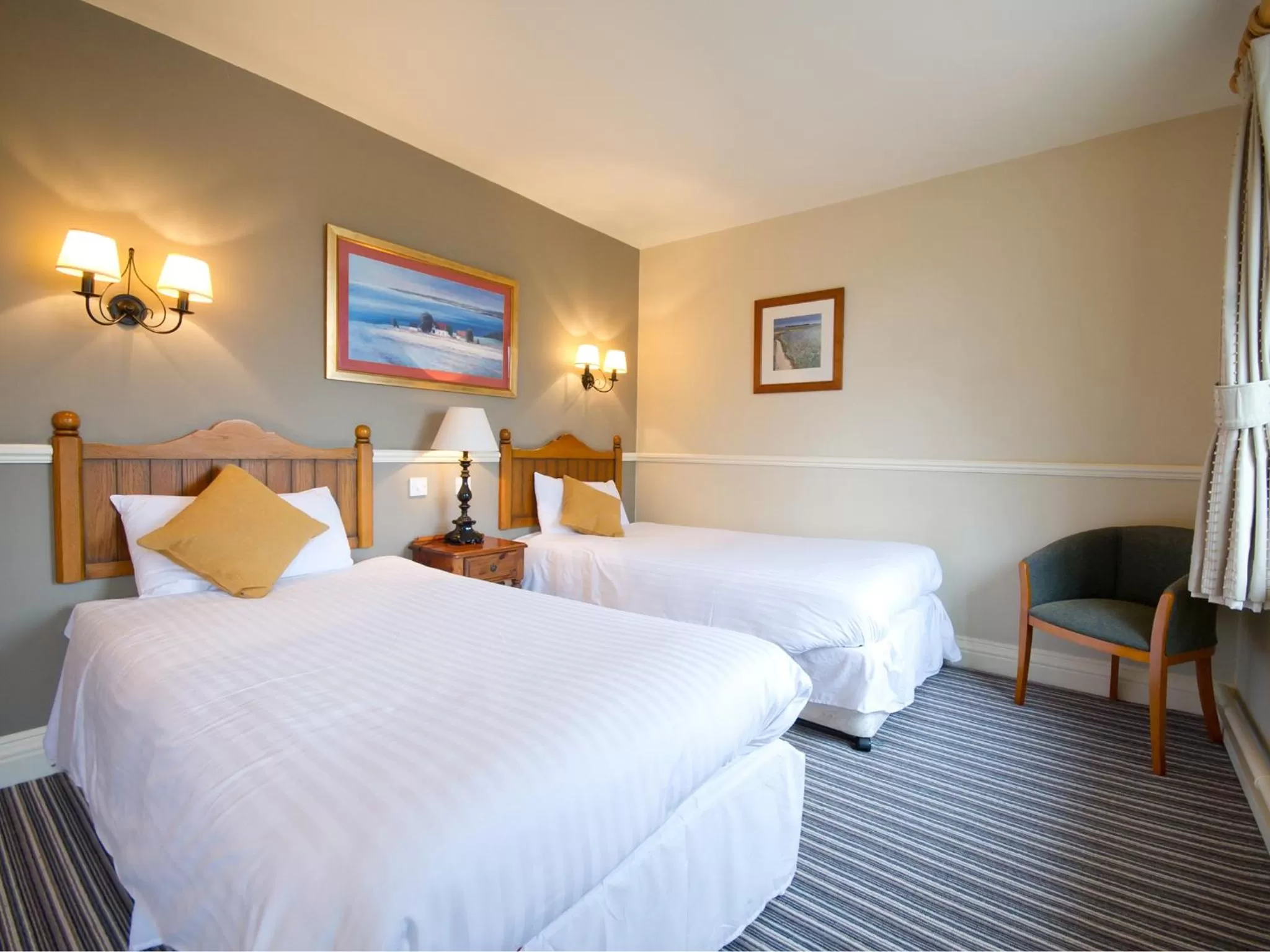 Photo of the whole room, Bed in The Bears Head by Innkeeper's Collection