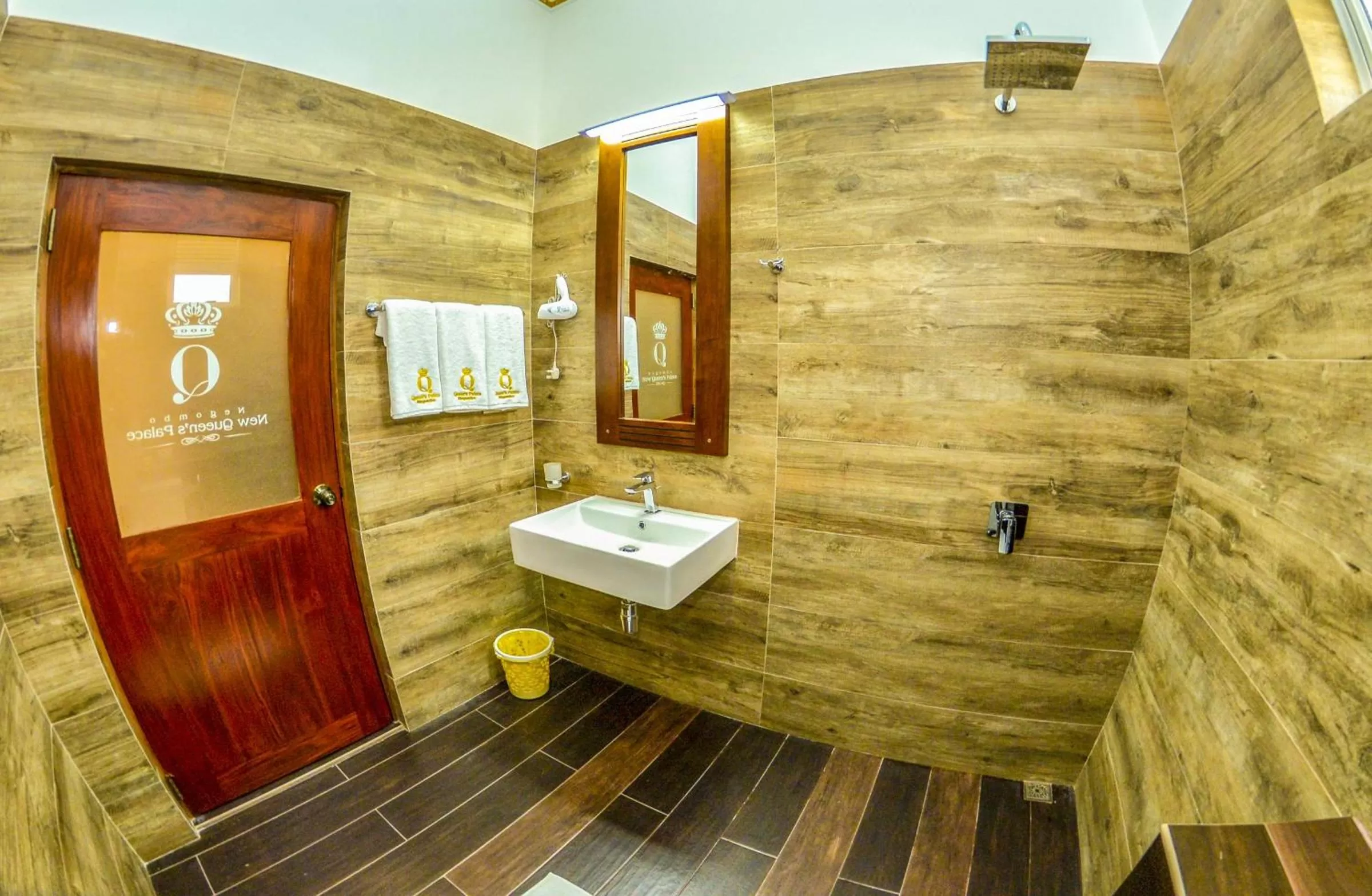 Bathroom in Negombo New Queen's Palace