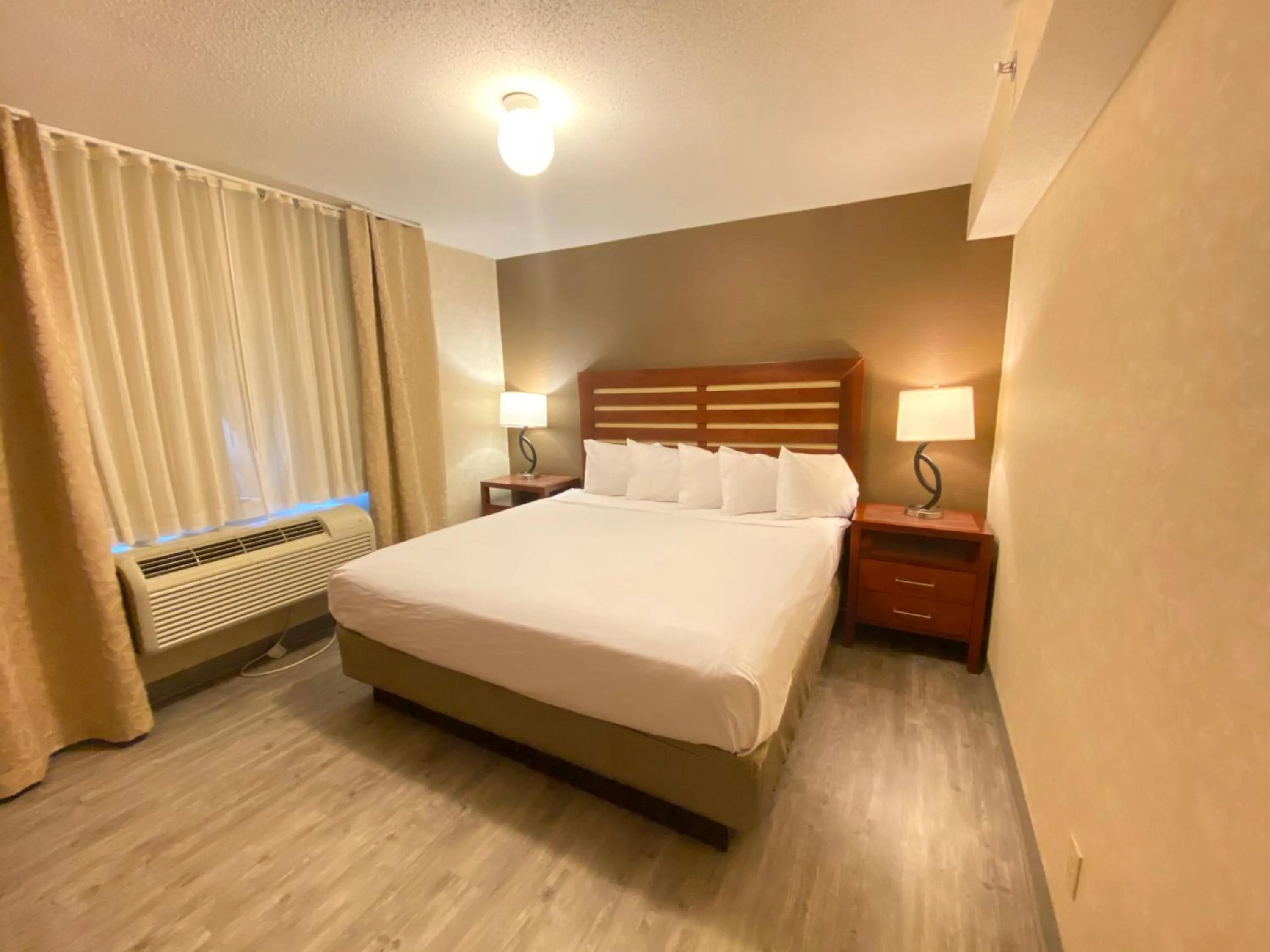 Bed in Wyndham Garden Grand Rapids Airport