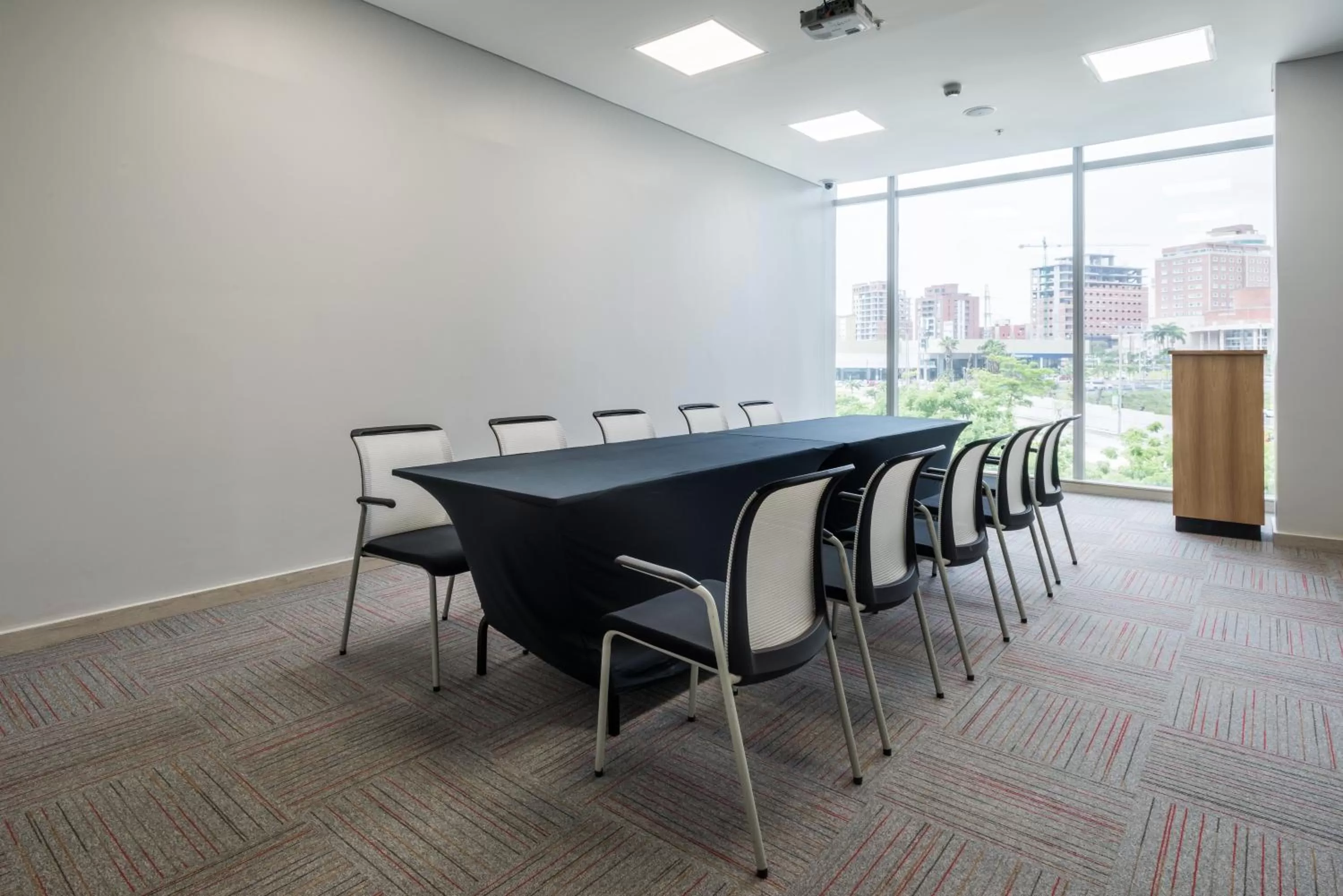 Meeting/conference room in Crowne Plaza Barranquilla by IHG