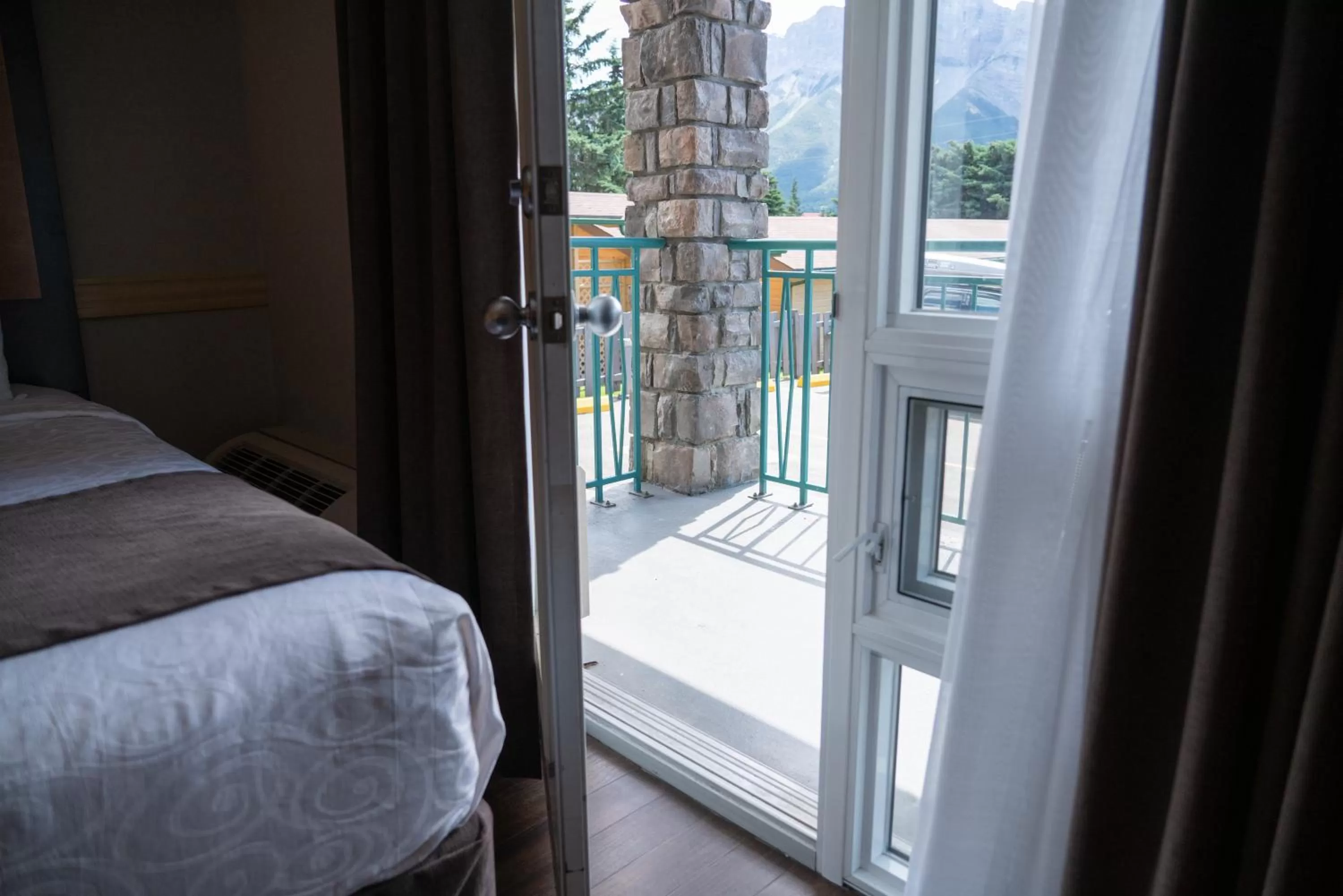 Balcony/Terrace, Bed in Pocaterra Inn & Waterslide