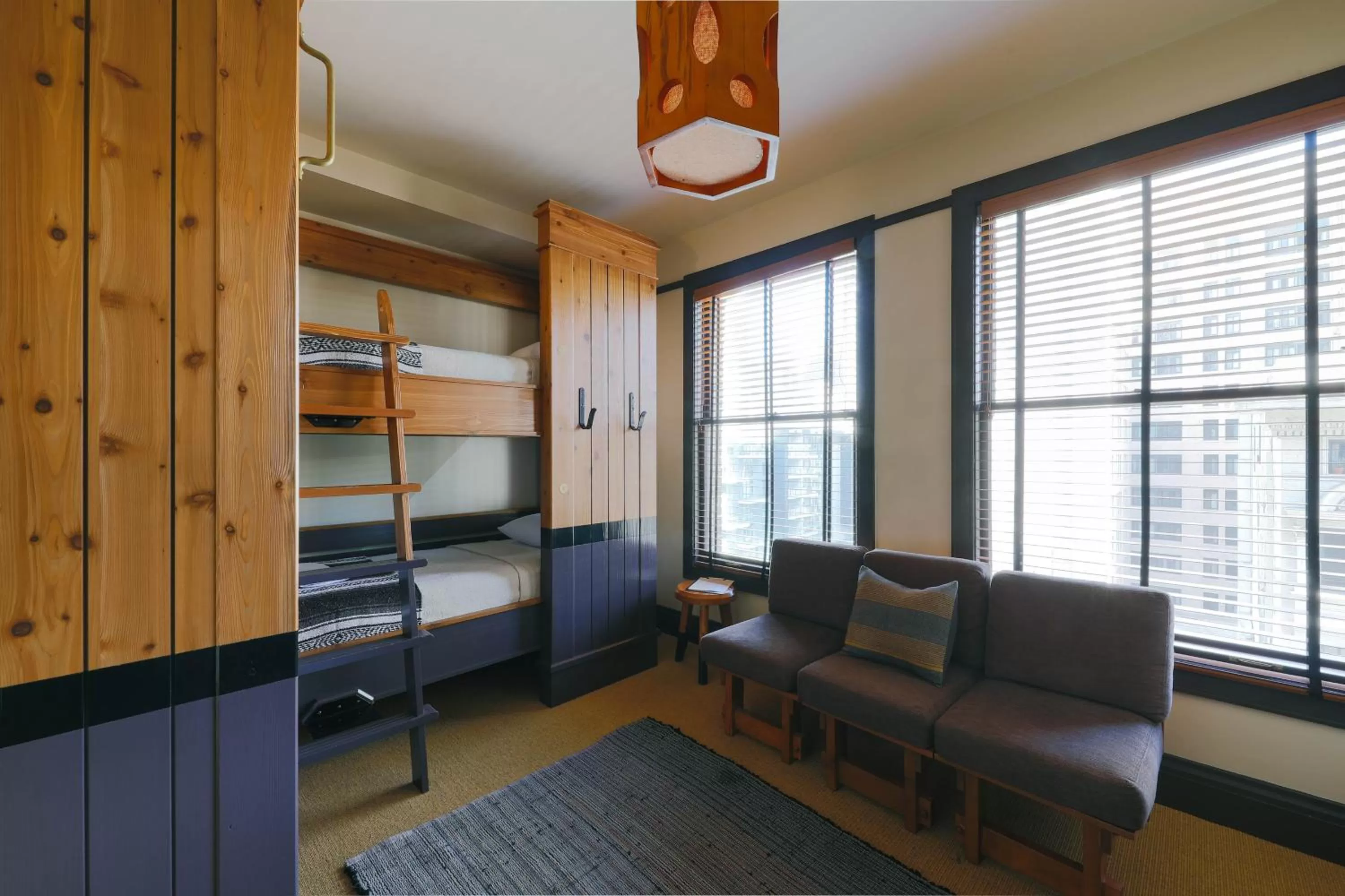 Photo of the whole room, Bed in Freehand Los Angeles