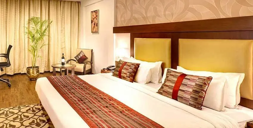 Photo of the whole room, Bed in Hotel Hindusthan International, Varanasi