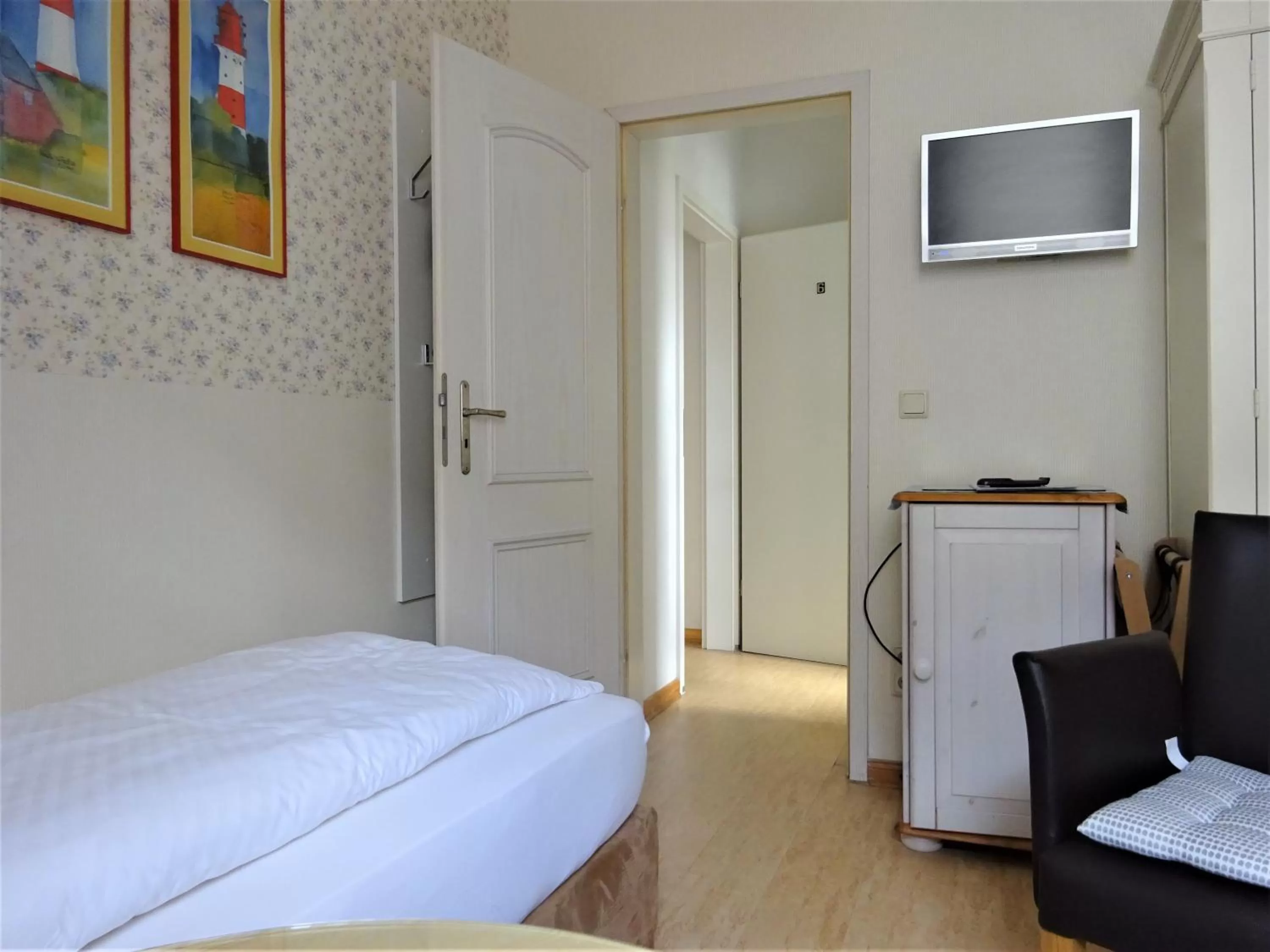 Photo of the whole room, Bed in Hotel Pension Zur Fährbrücke