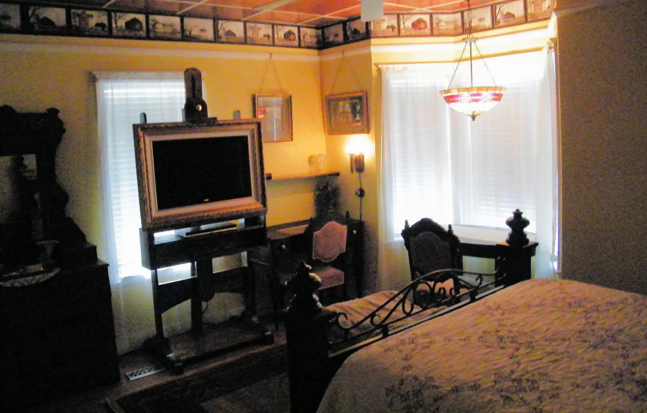 Dining Area in Book Nook Inn