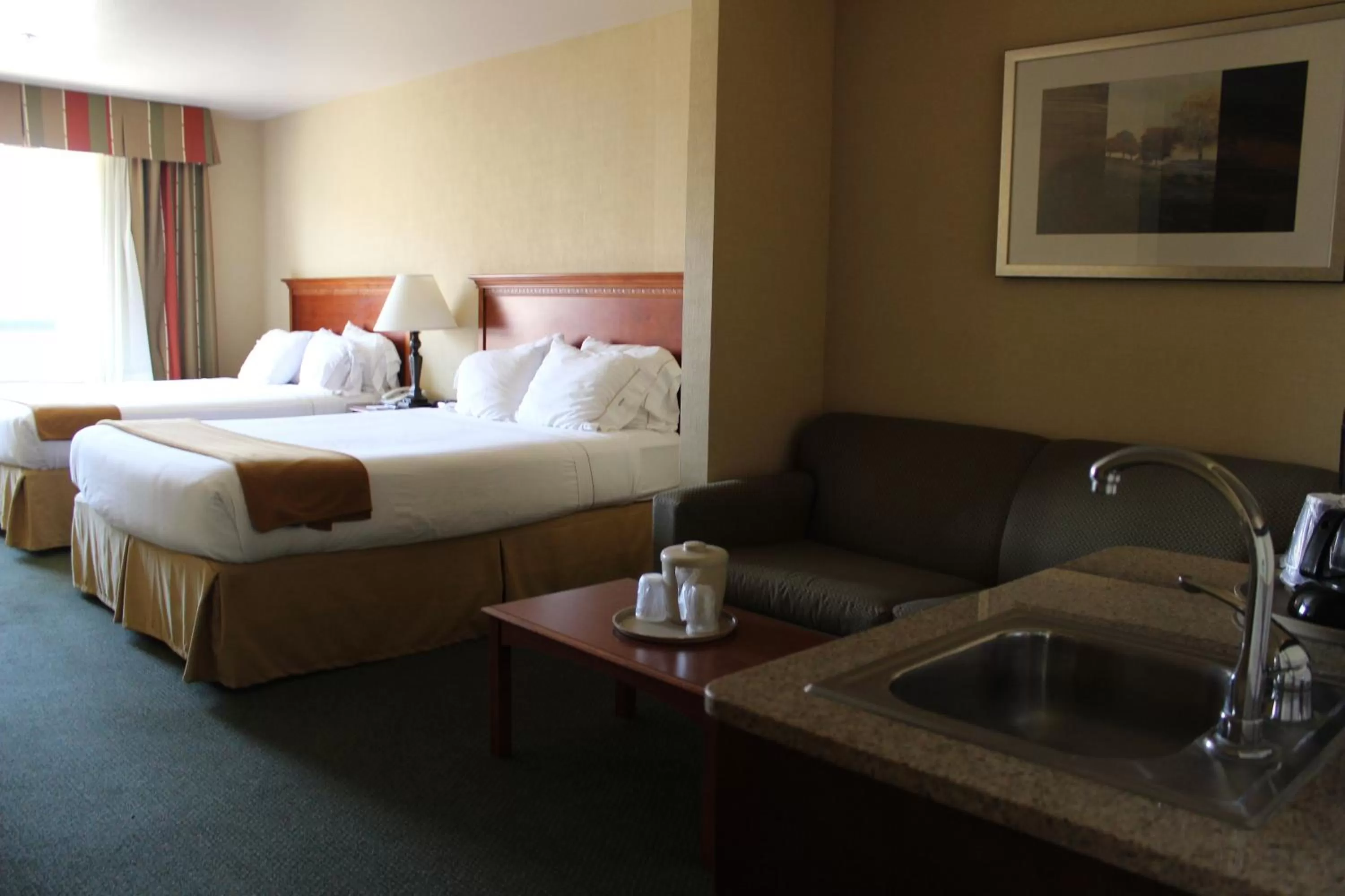 Bed in Holiday Inn Express Tehachapi by IHG