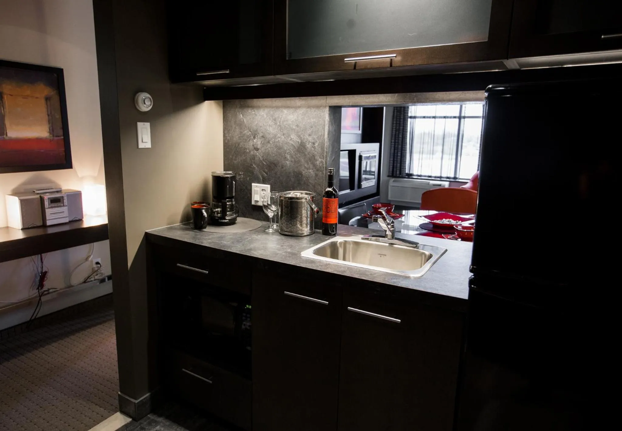 Kitchen or kitchenette in Grand Times Hotel – Aeroport de Quebec