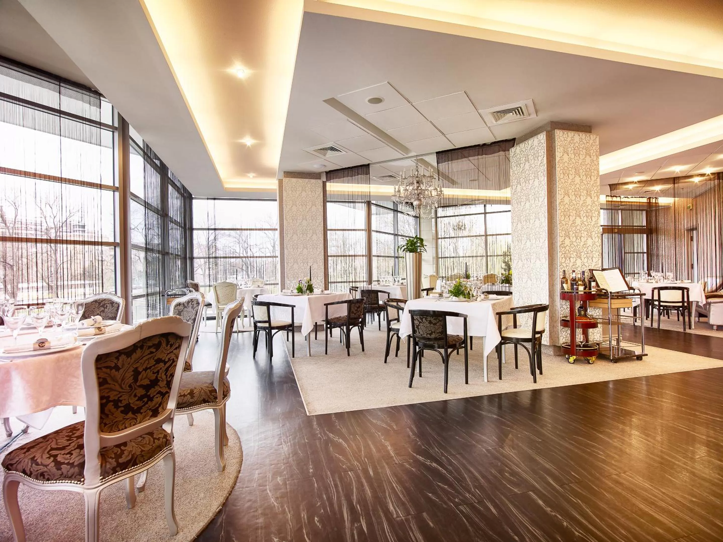 Restaurant/places to eat in Continental Forum Oradea