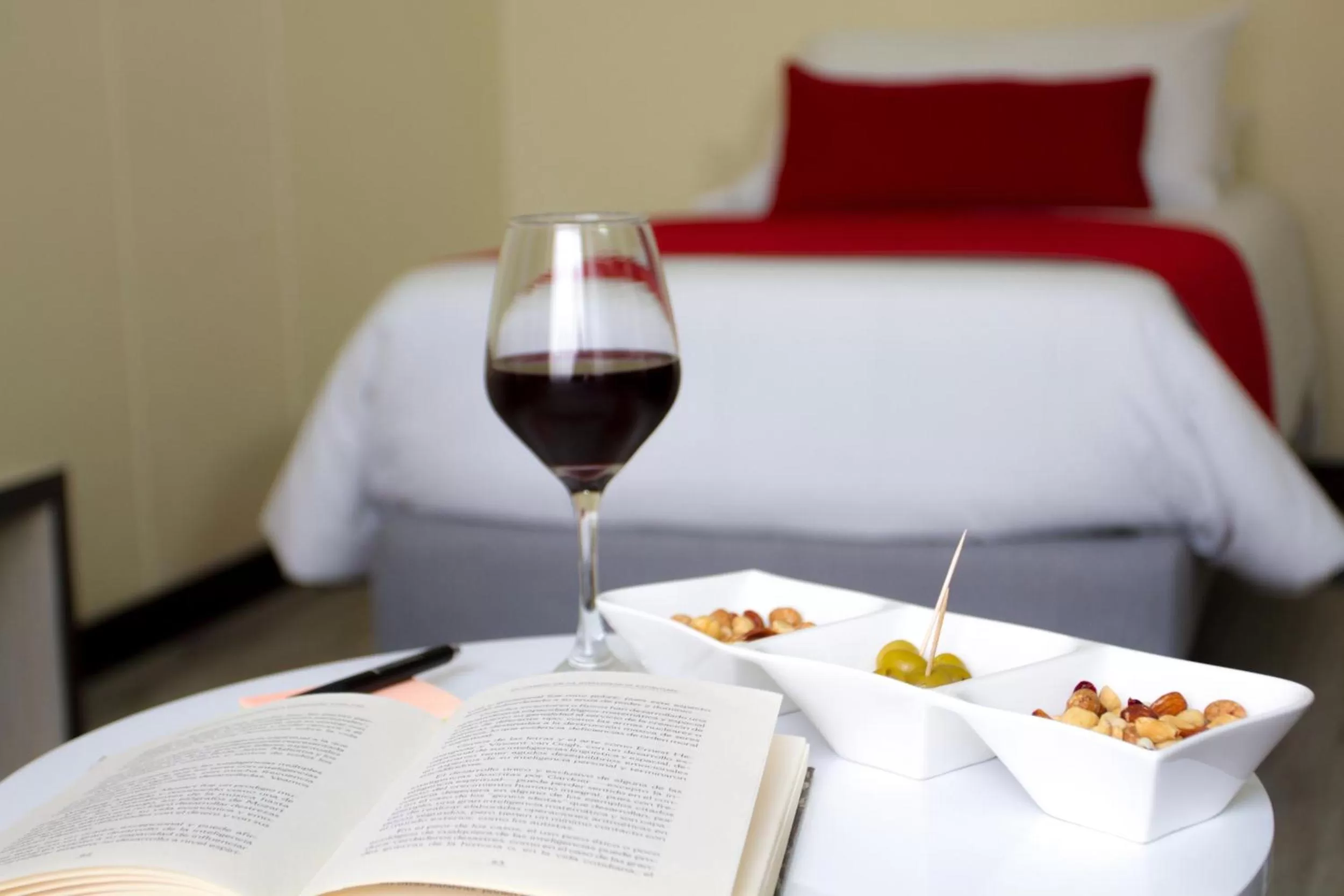 Bedroom, Bed in Hotel WLH Silver Bogota - White Lighthouse