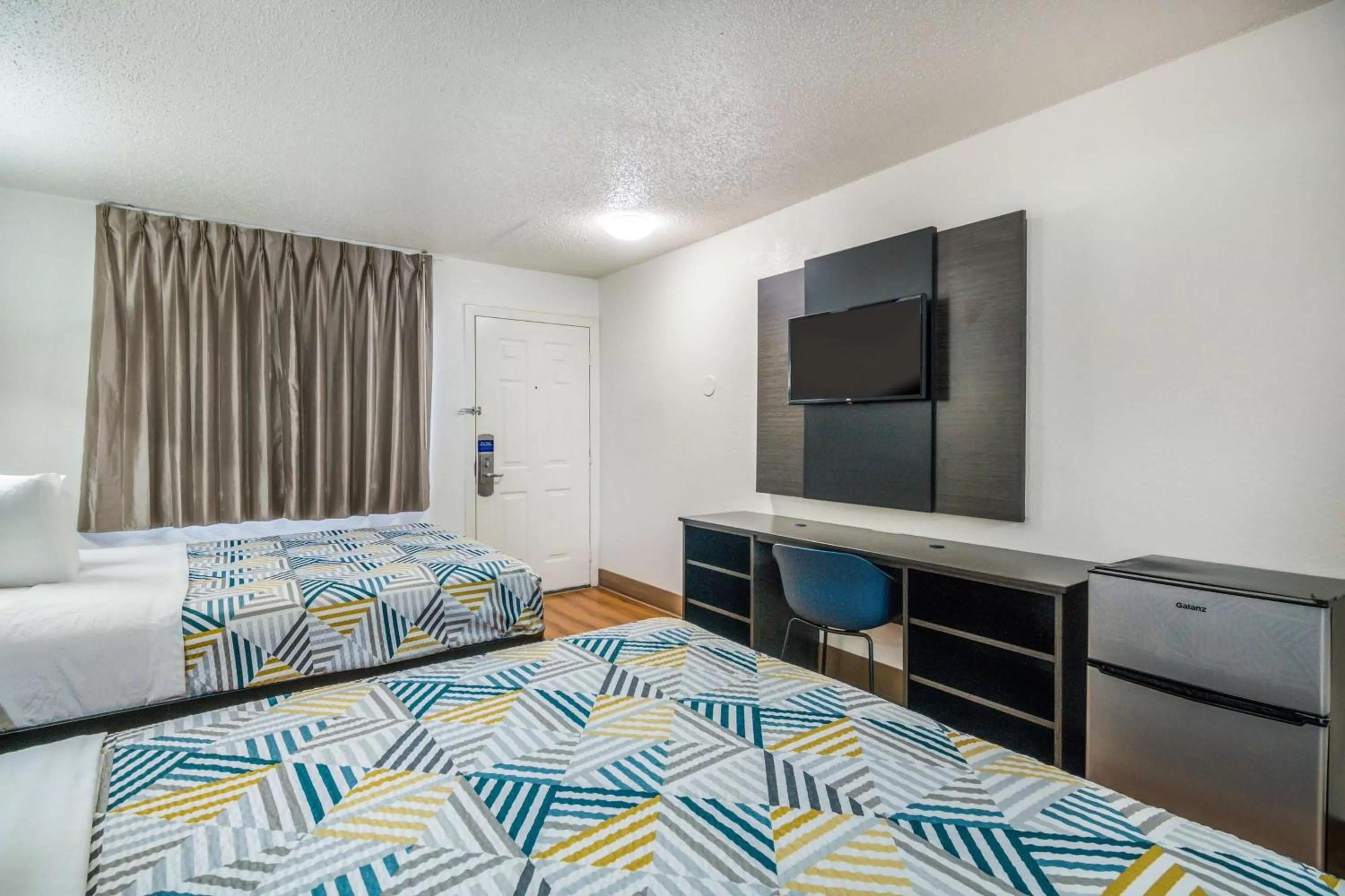 Photo of the whole room, Bed in Motel 6-Irving, TX - Dallas