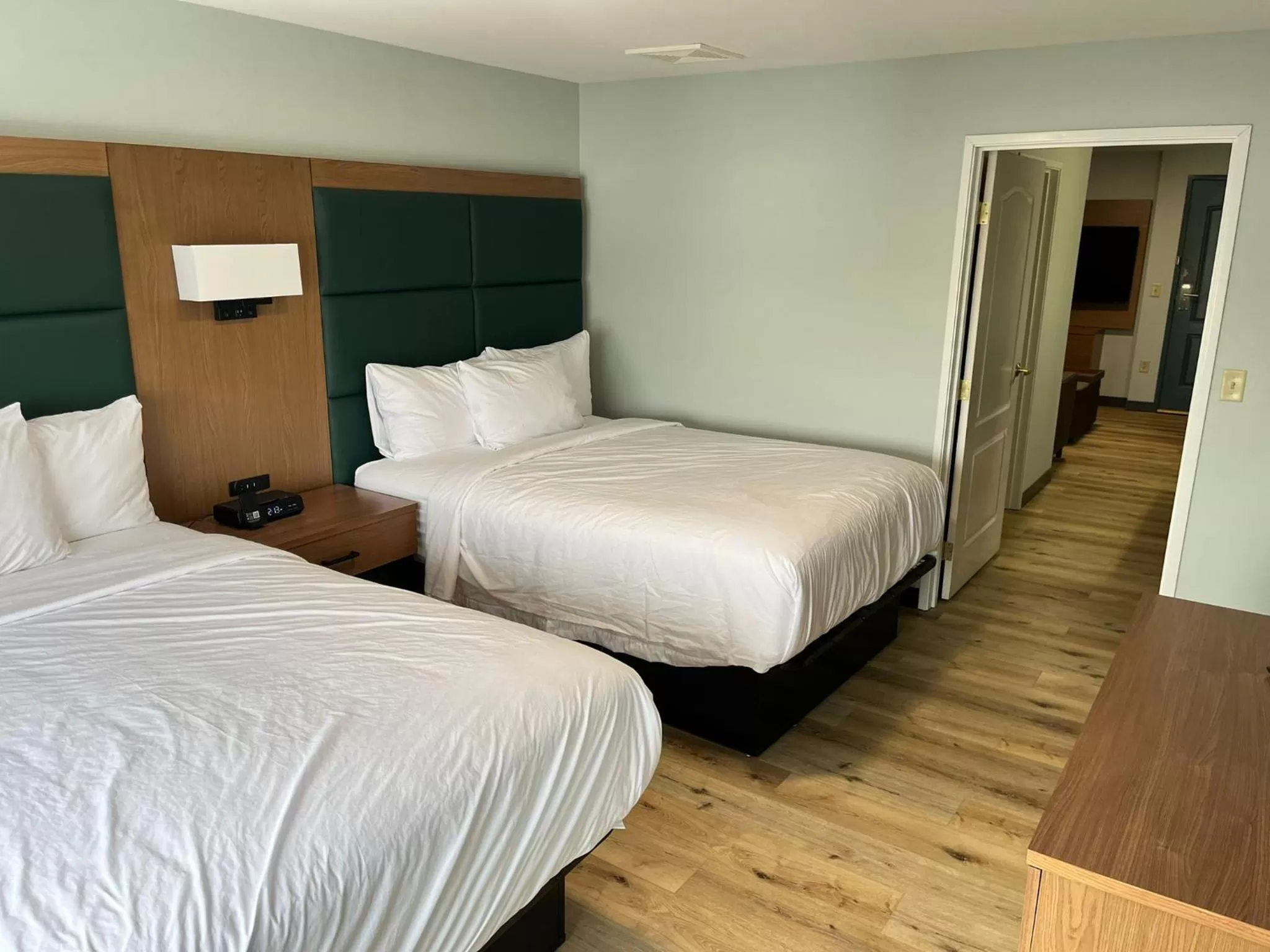 Bedroom, Bed in Wingate By Wyndham Mansfield Ontario