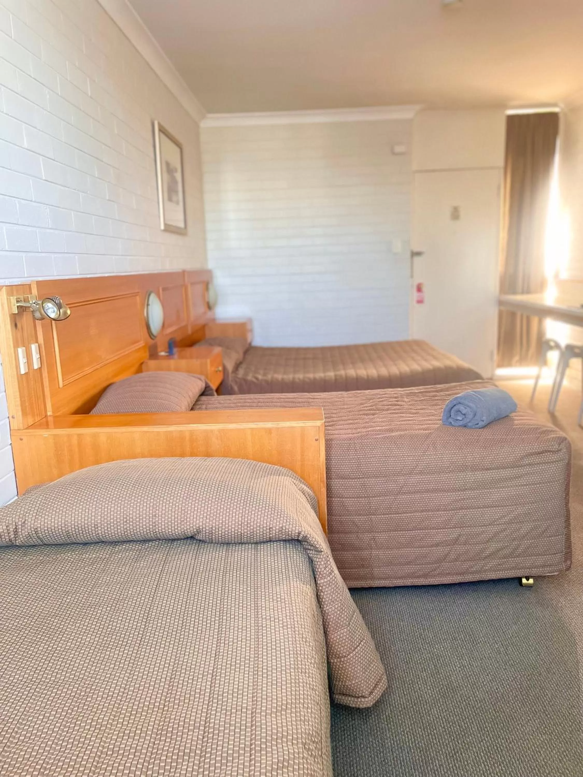 Family, Bed in Goulburn Motor Inn