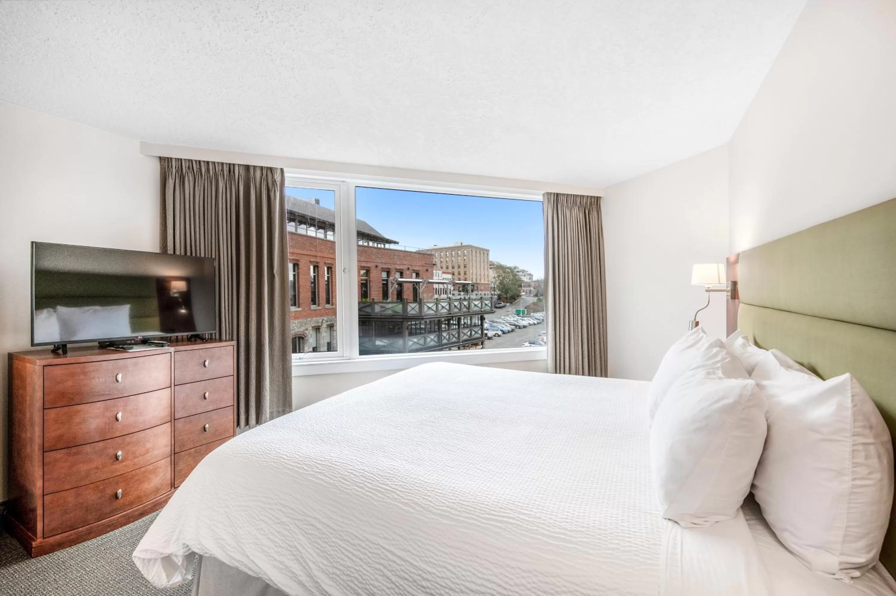 TV and multimedia, Bed in Victoria Regent Waterfront Hotel & Suites