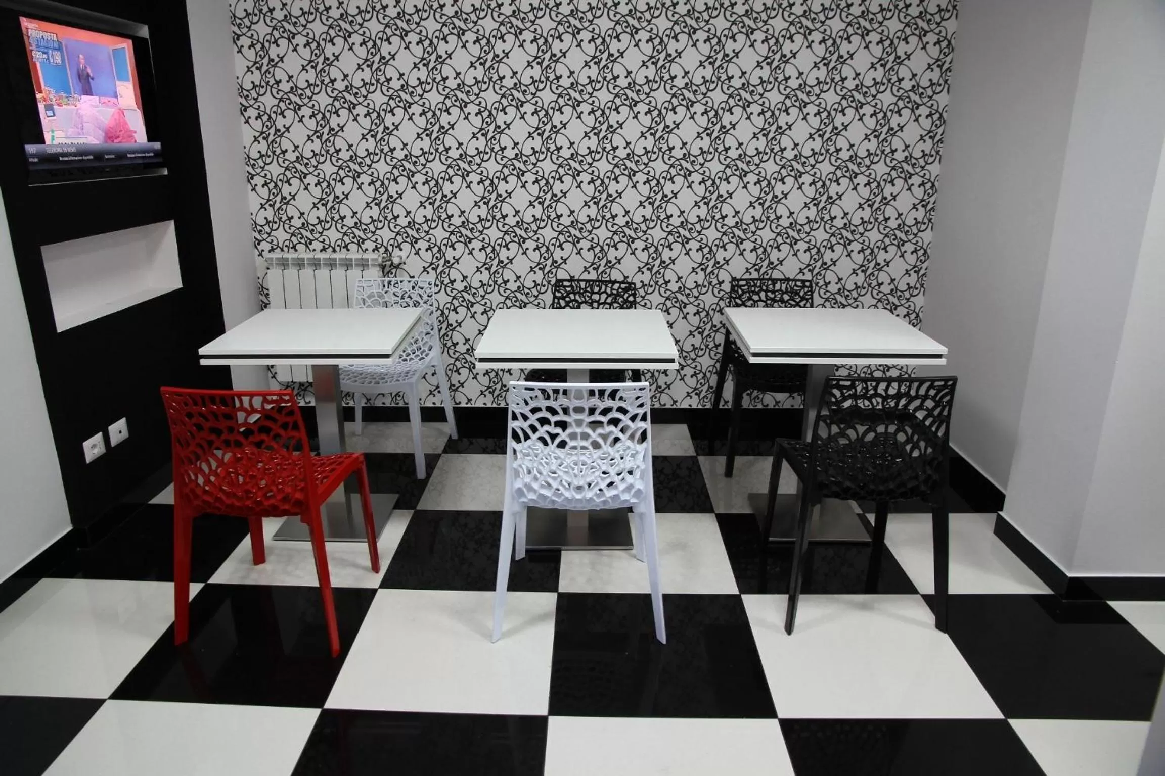 Communal lounge/ TV room in Black & White G&G