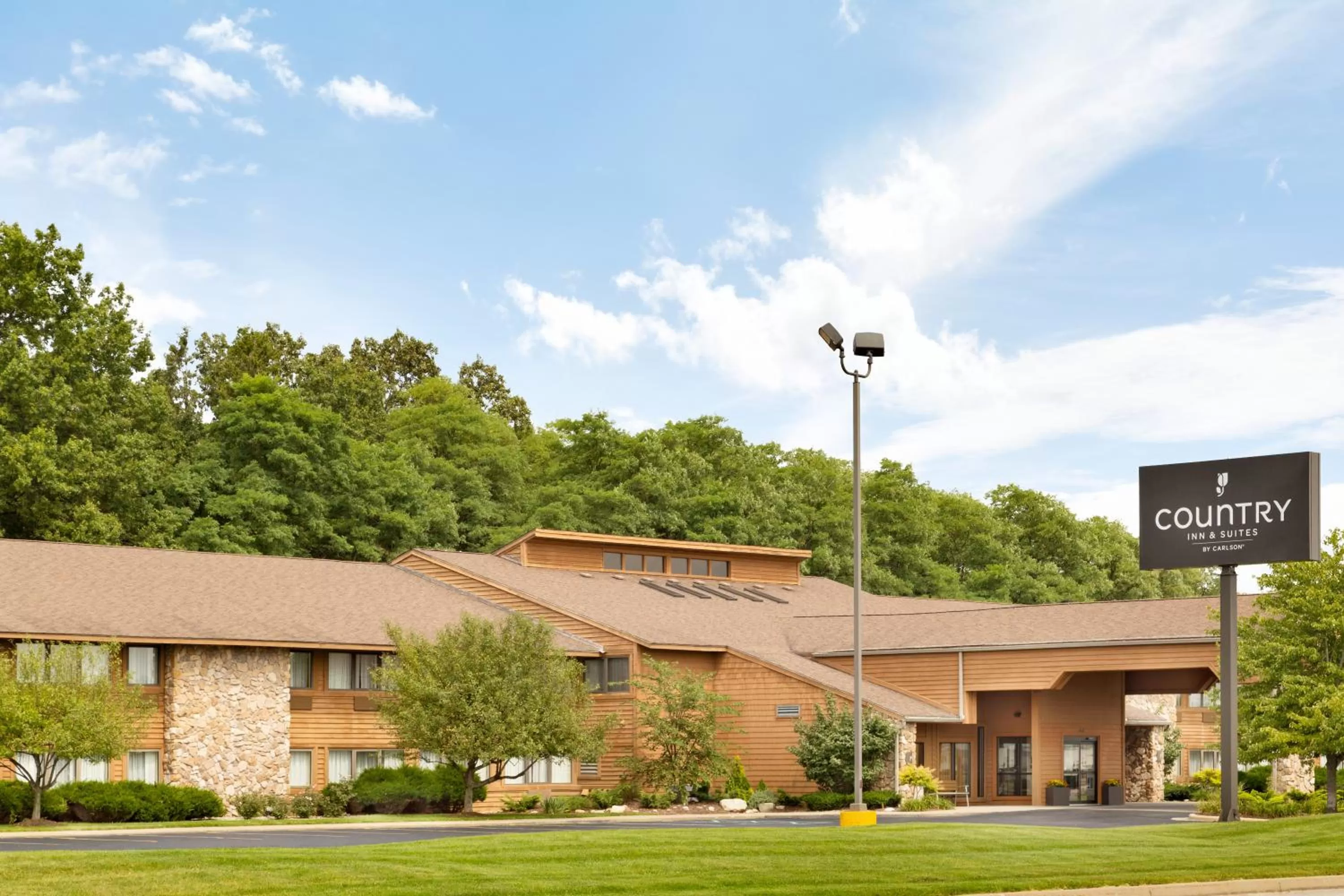 Property building in Country Inn & Suites by Radisson, Mishawaka, IN