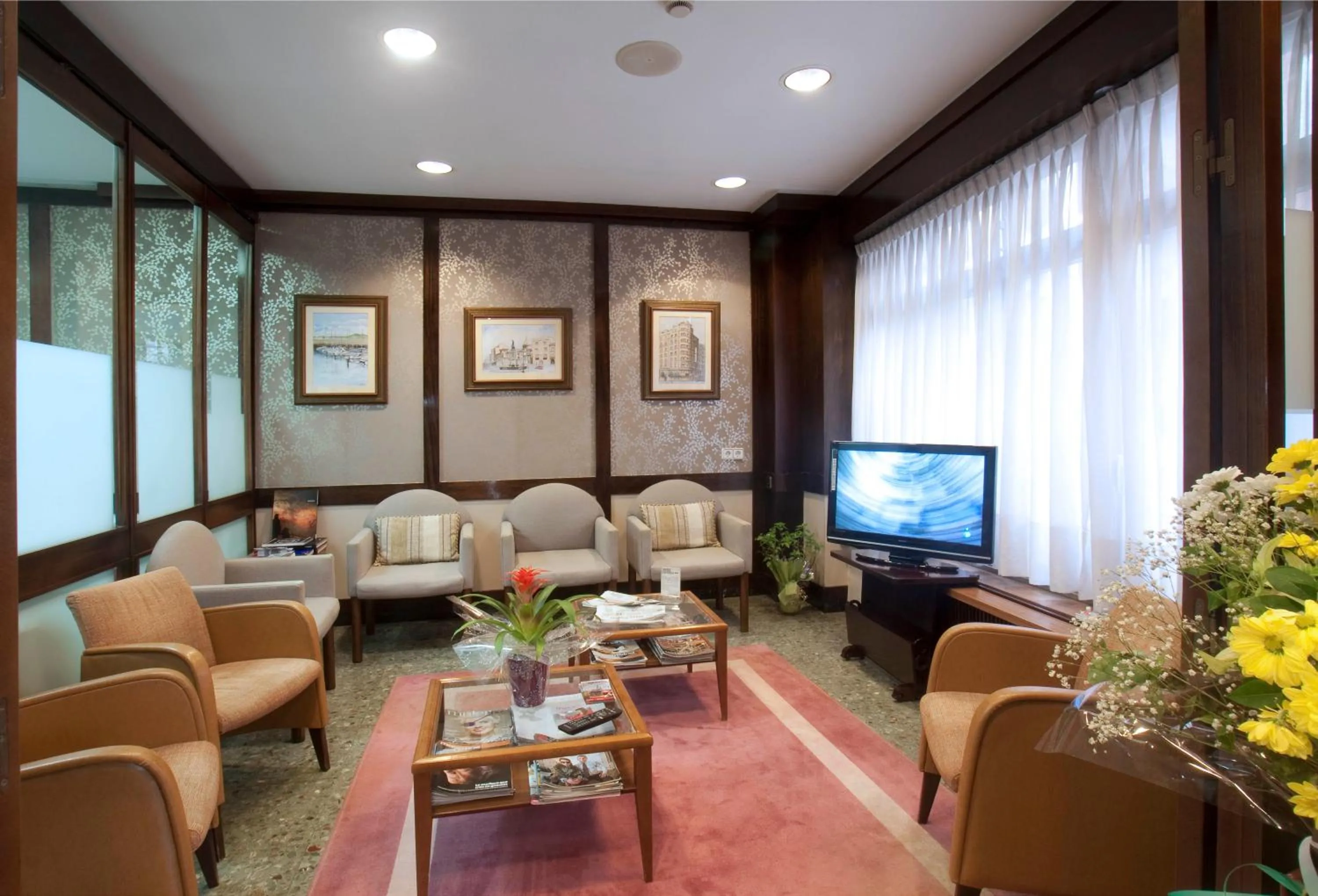 Communal lounge/ TV room in Hotel Castilla