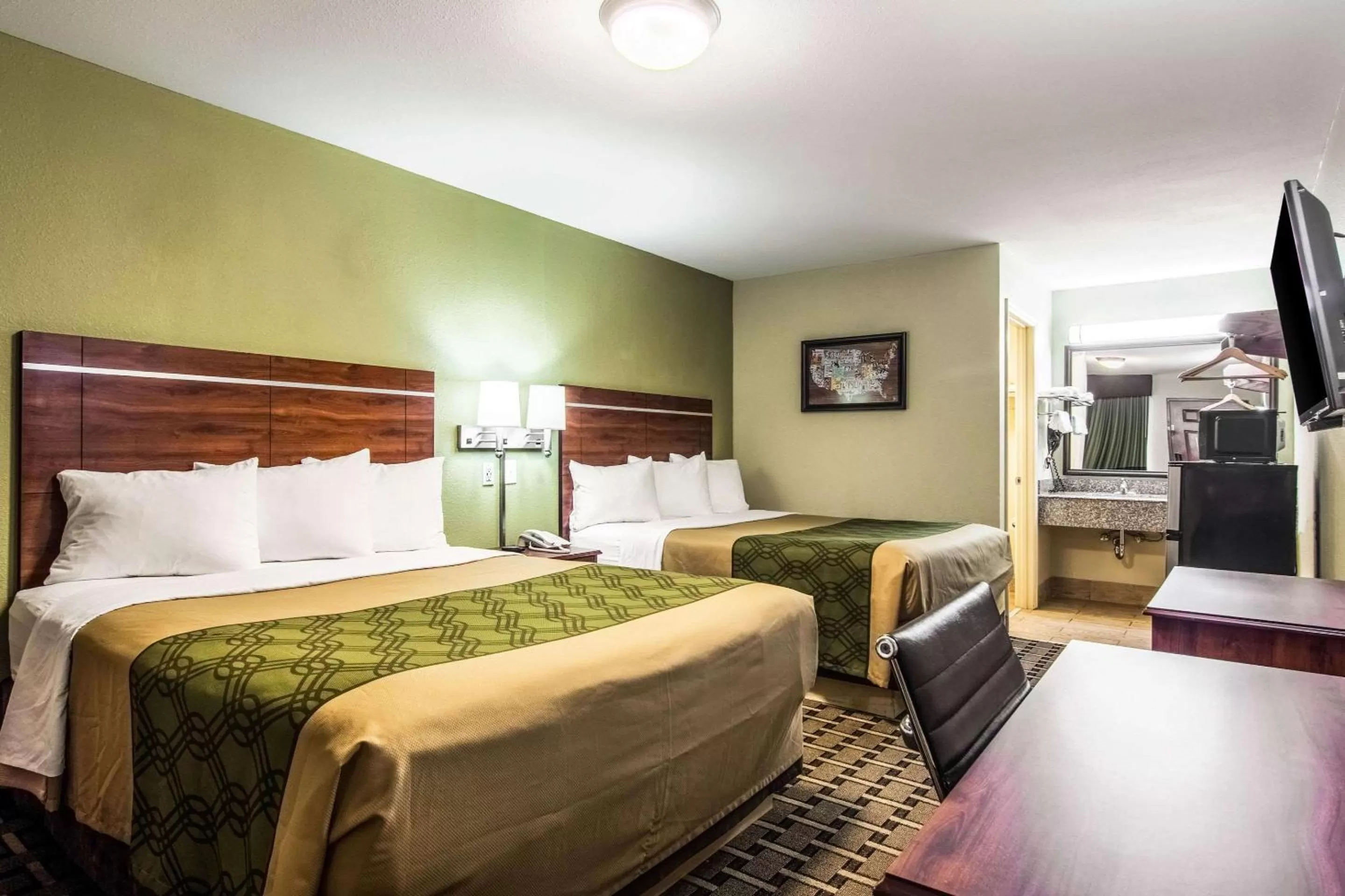 Photo of the whole room, Bed in Econo Lodge Jasper