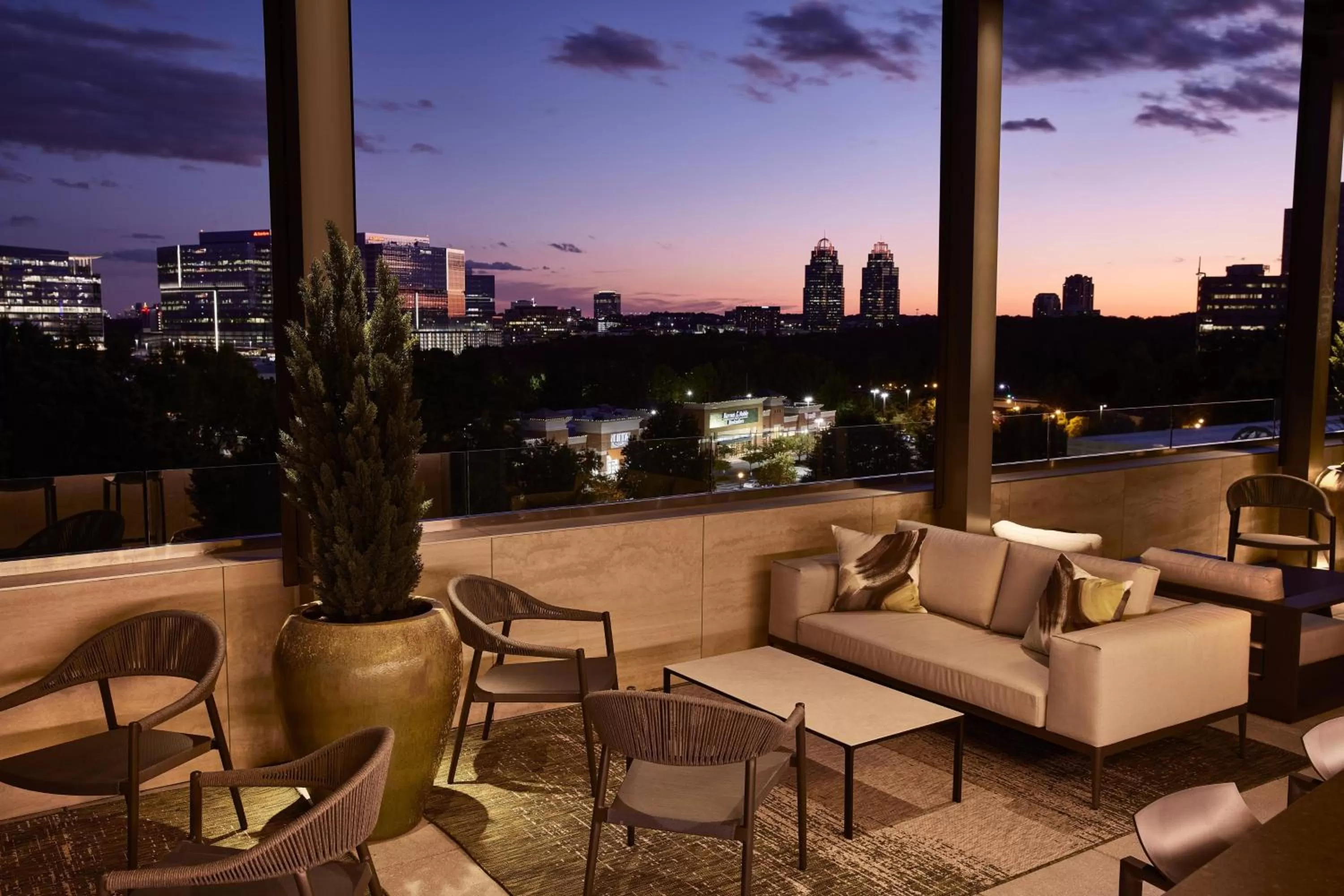 Lounge or bar in AC Hotel by Marriott Atlanta Perimeter