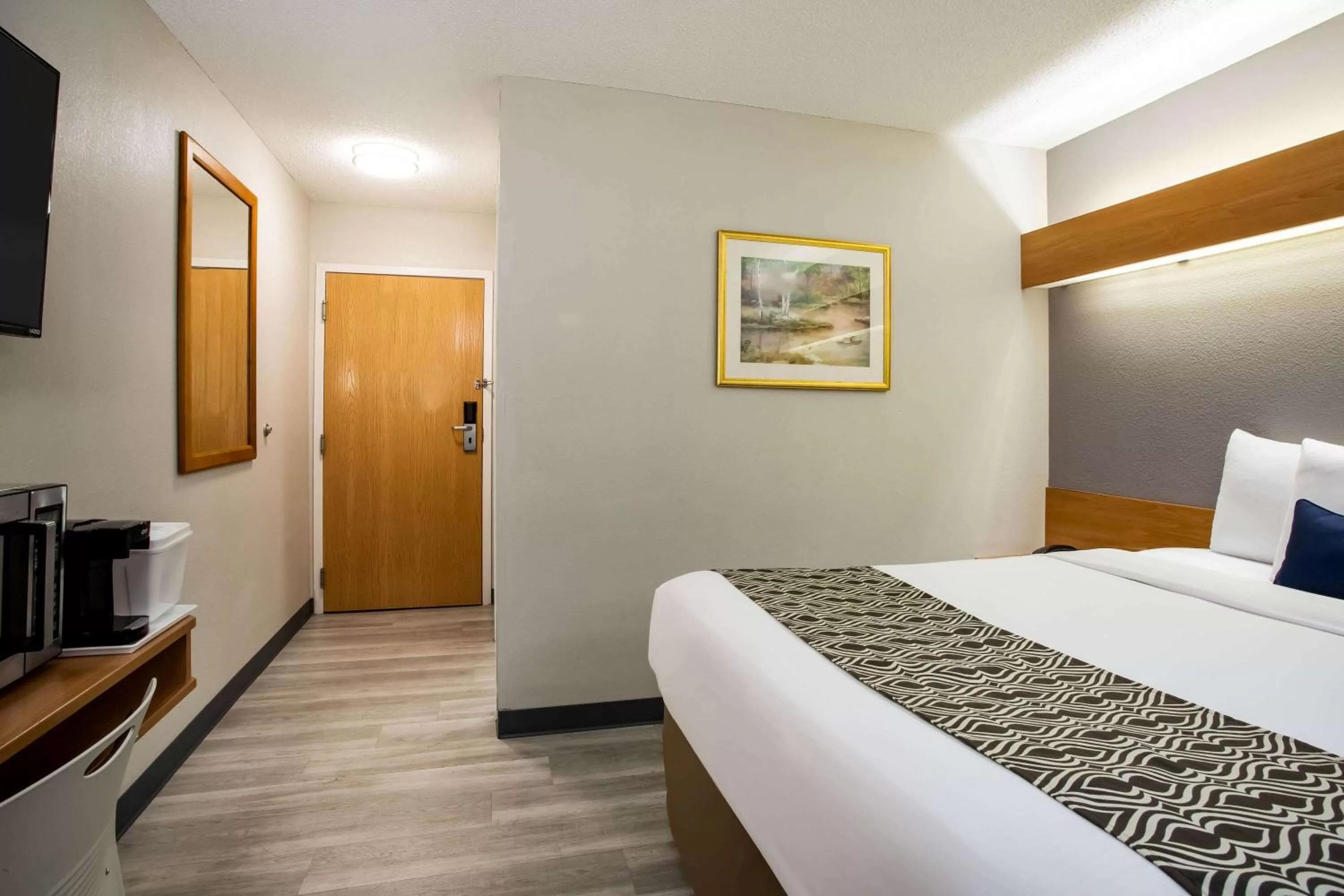 Photo of the whole room, Bed in Microtel Inn & Suites by Wyndham Southern Pines Pinehurst