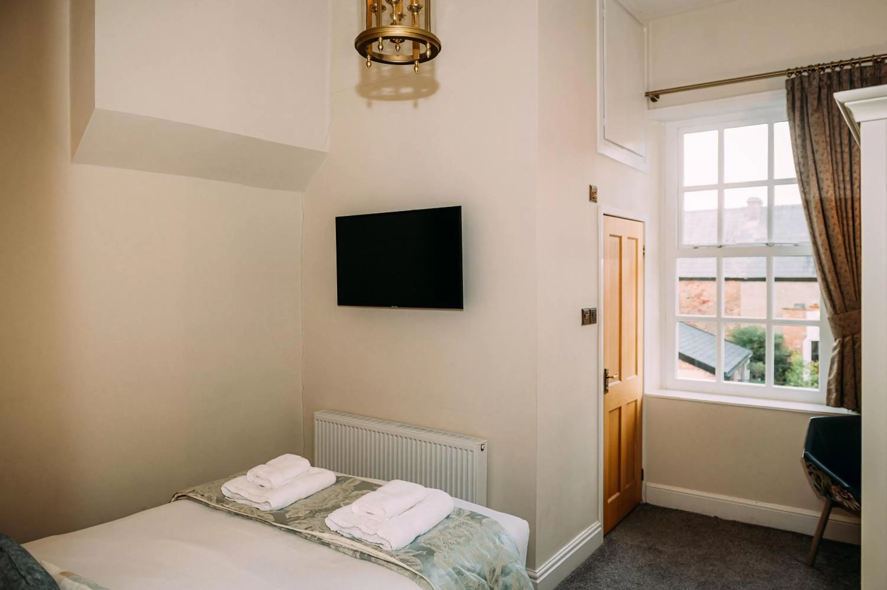 TV and multimedia, Bed in The Queens Hotel