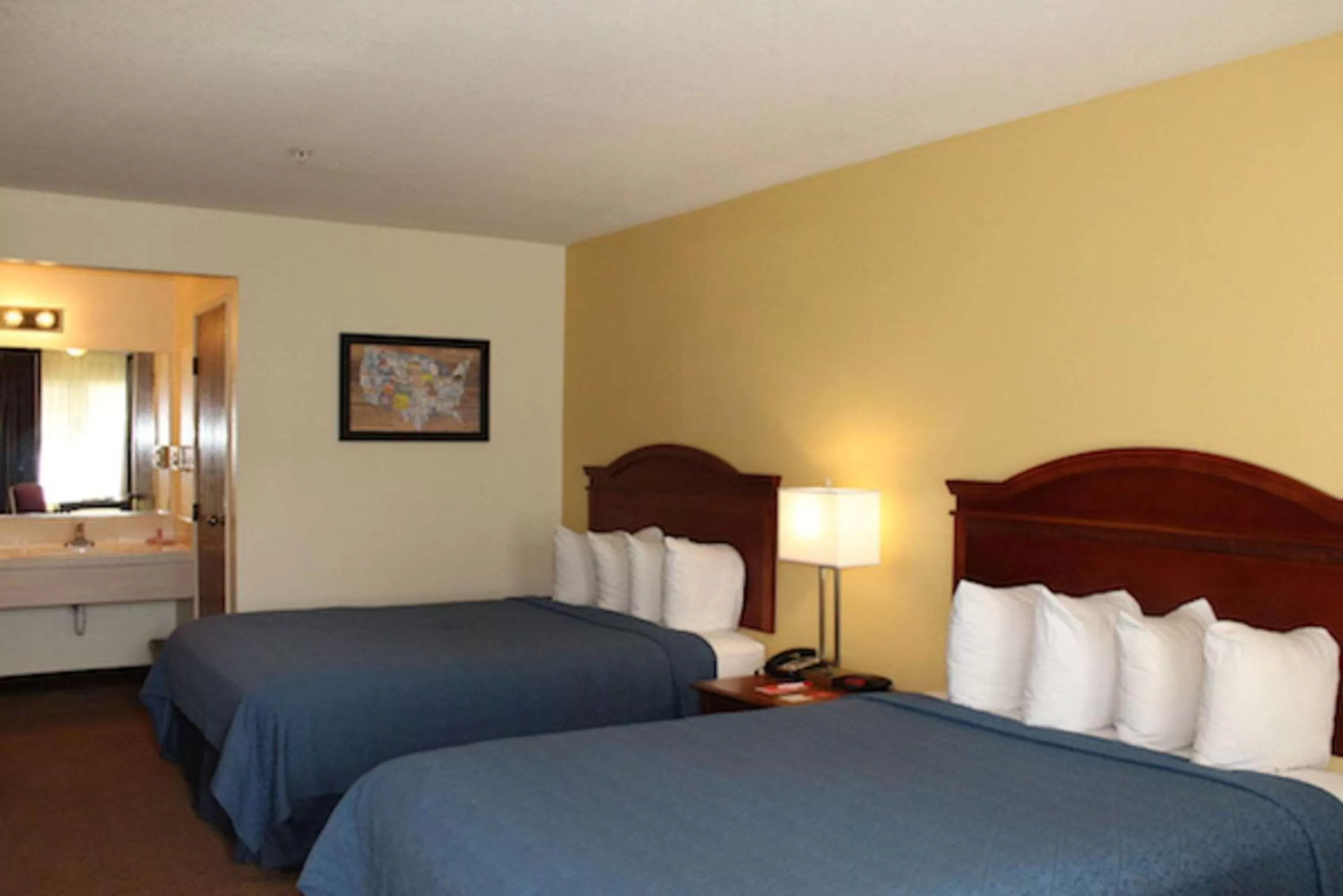 Queen Room with Two Queen Beds - Non-Smoking in Econo Lodge Inn & Suites Lodi - Wine Country Area