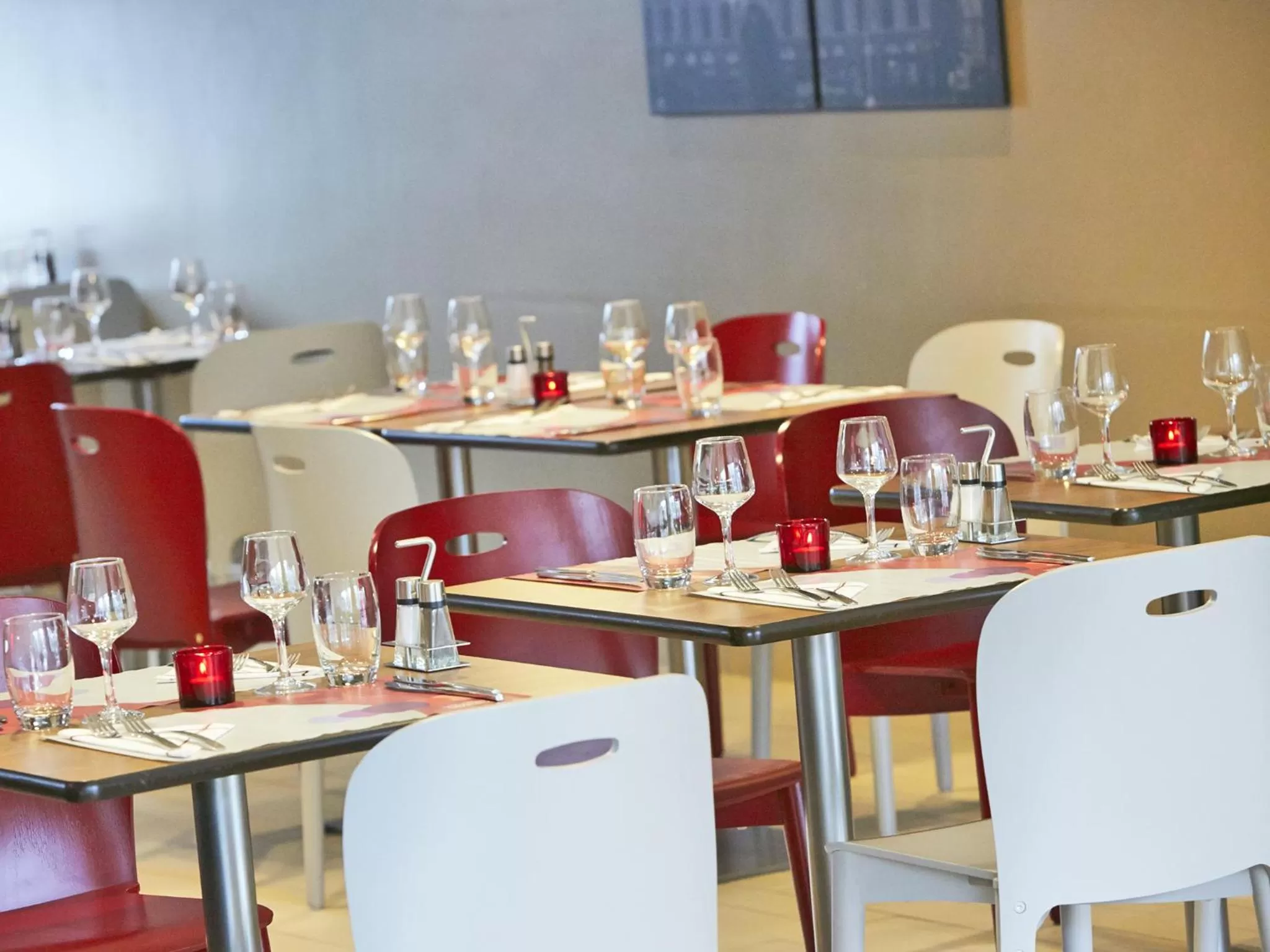 Restaurant/places to eat in Campanile Lille Euralille