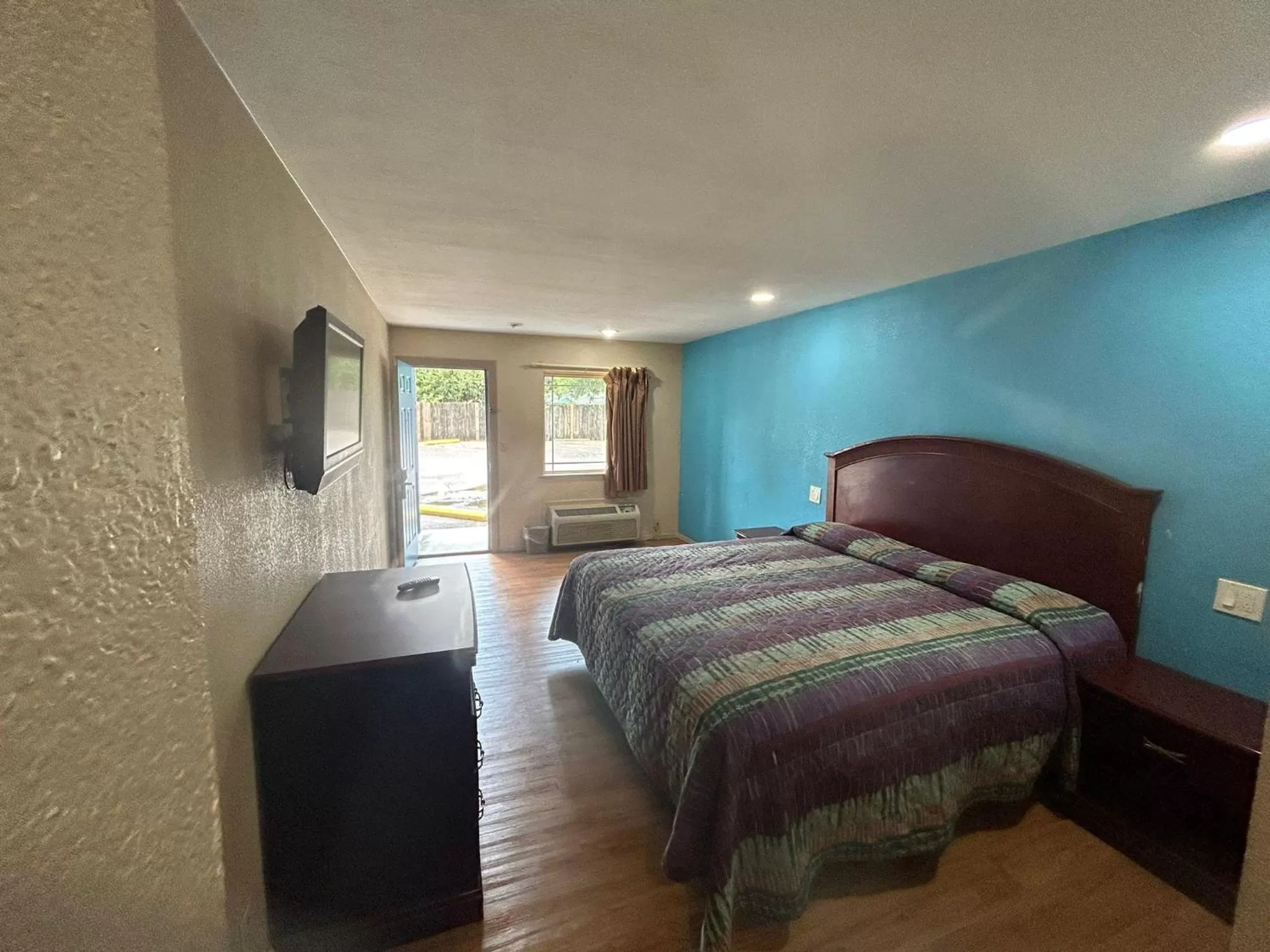 Guests, Bed in Super 7