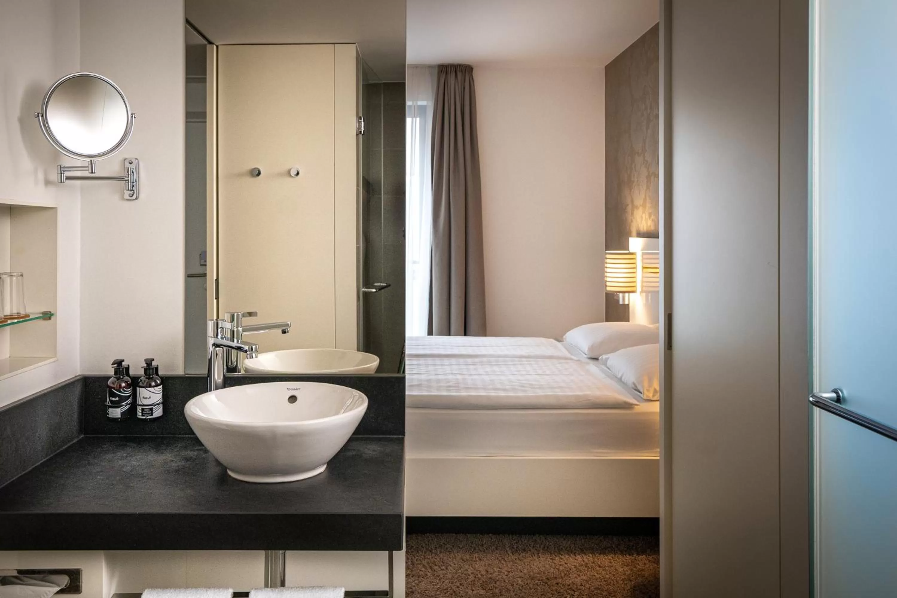 Shower, Bed in INNSiDE by Meliá Dresden