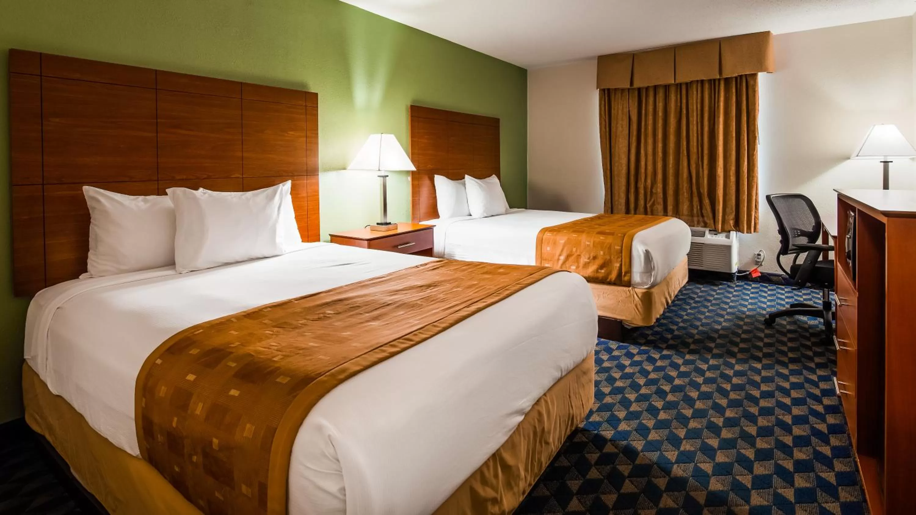 Bed in SureStay Plus Hotel by Best Western Wytheville