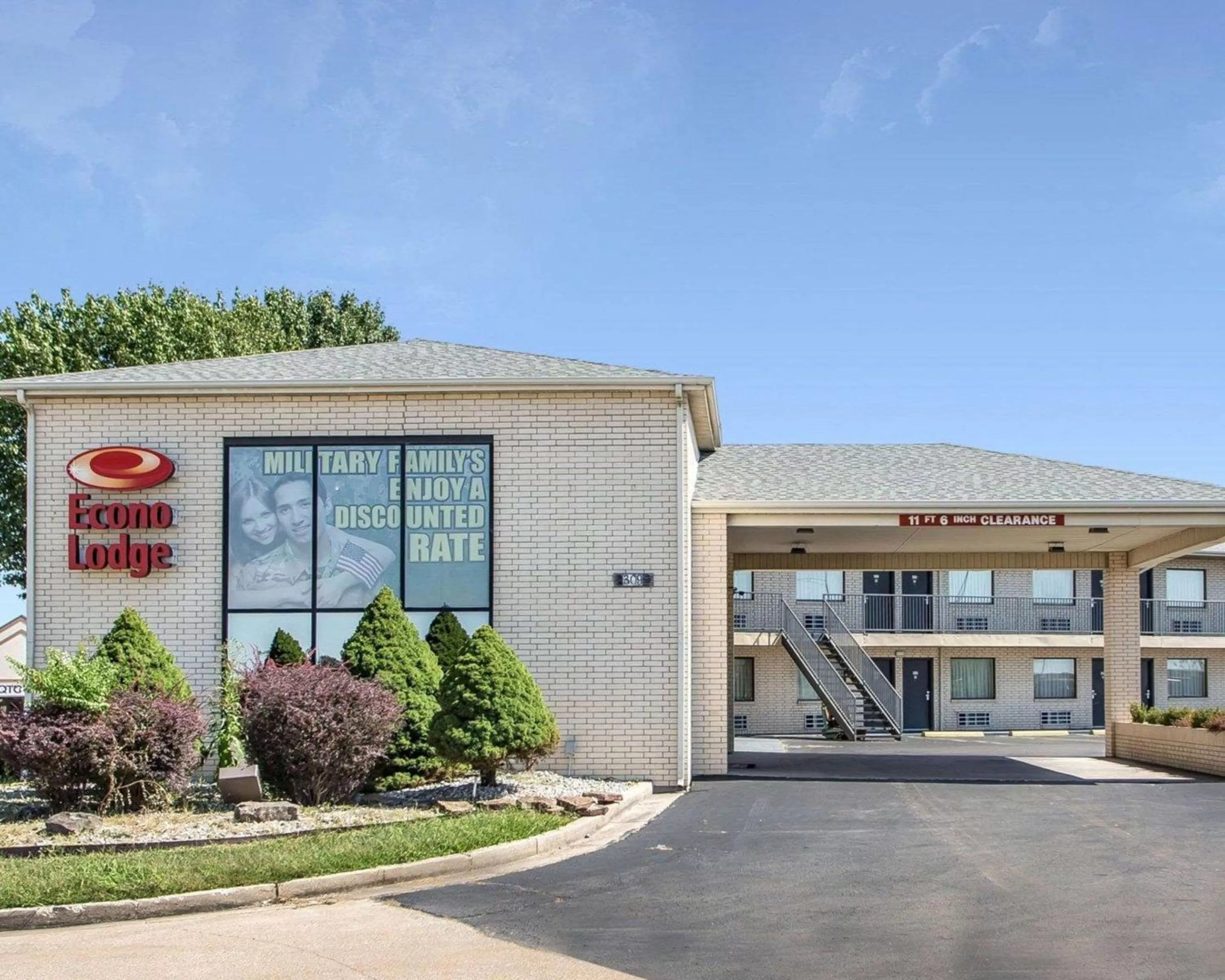 Property Building in Econo Lodge Saint Robert