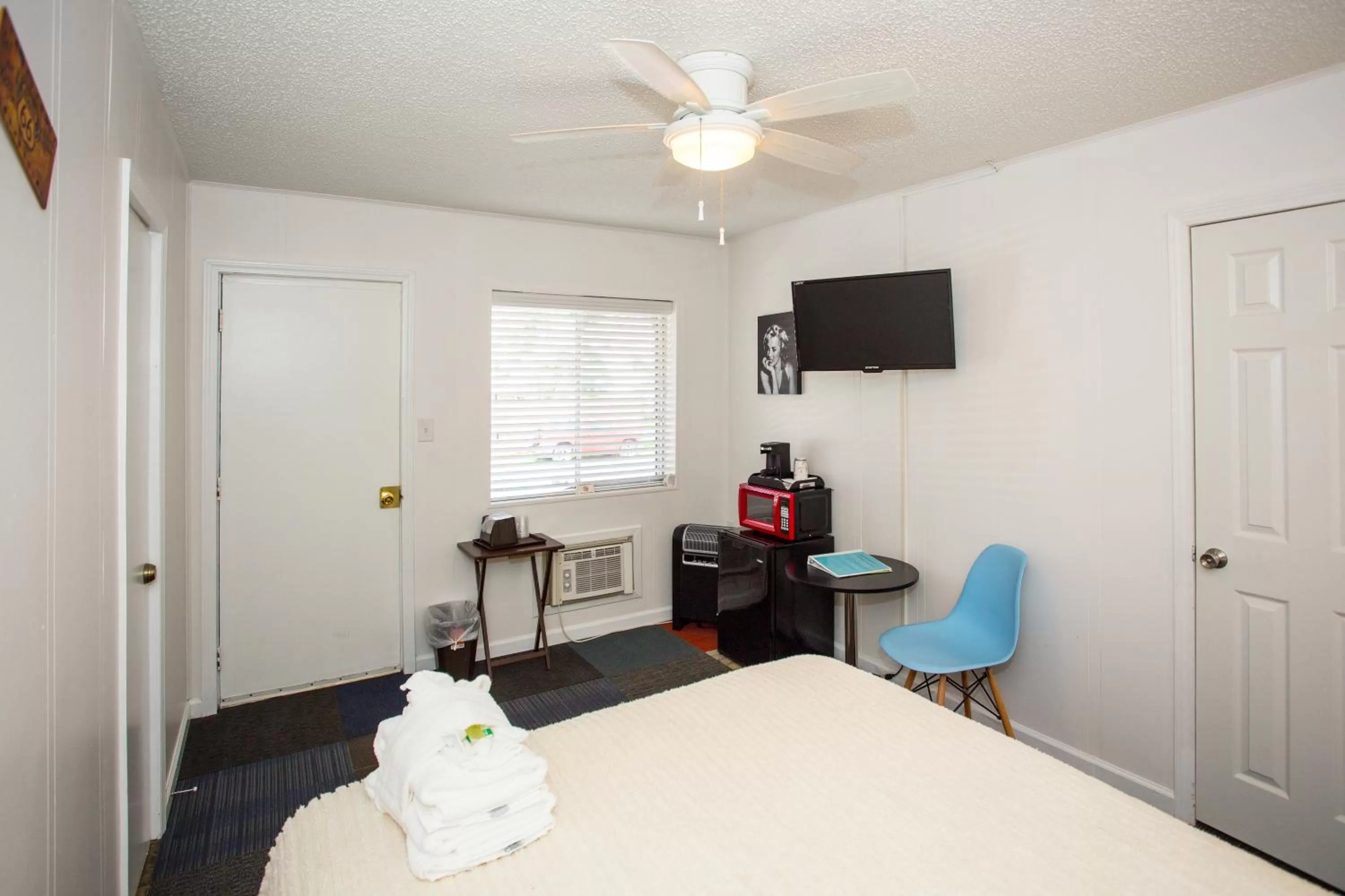 Bedroom, Bed in Sunset Motel