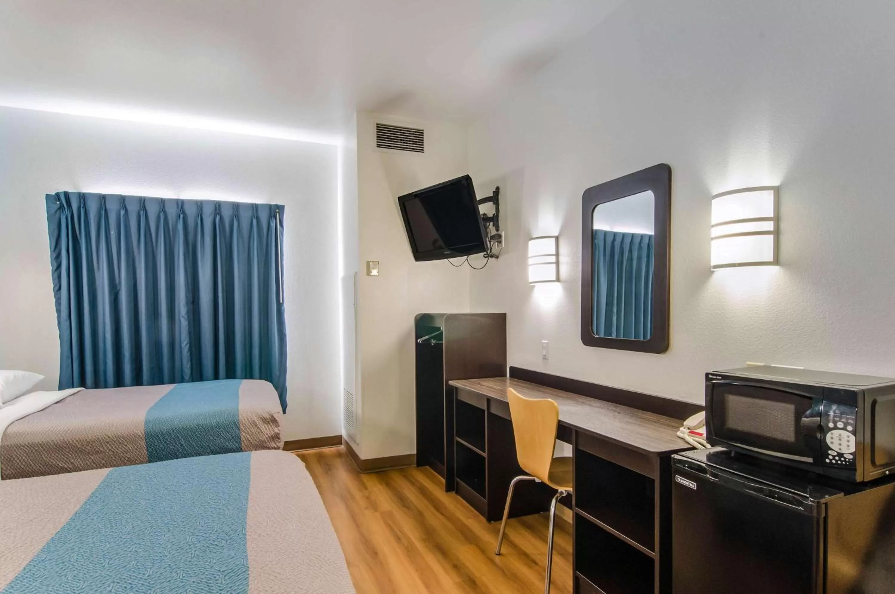 TV and multimedia, Bed in Motel 6-Wheatland, WY