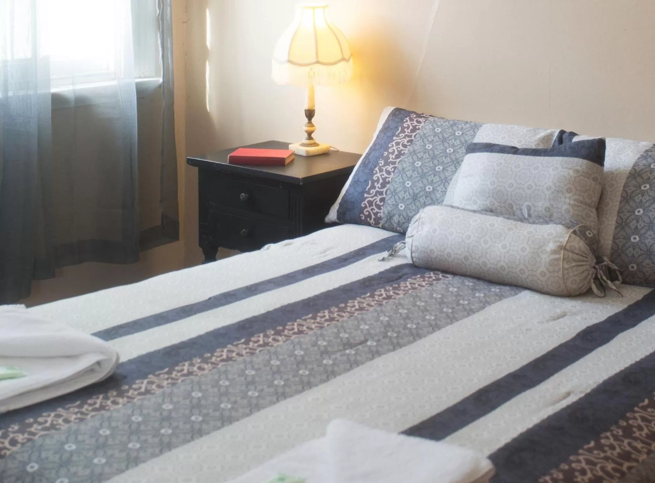 Bedroom in Southern Railway Hotel Goulburn