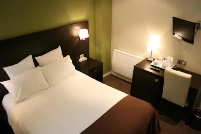 Photo of the whole room, Bed in Logis Hôtel Restaurant l'Auberge Normande