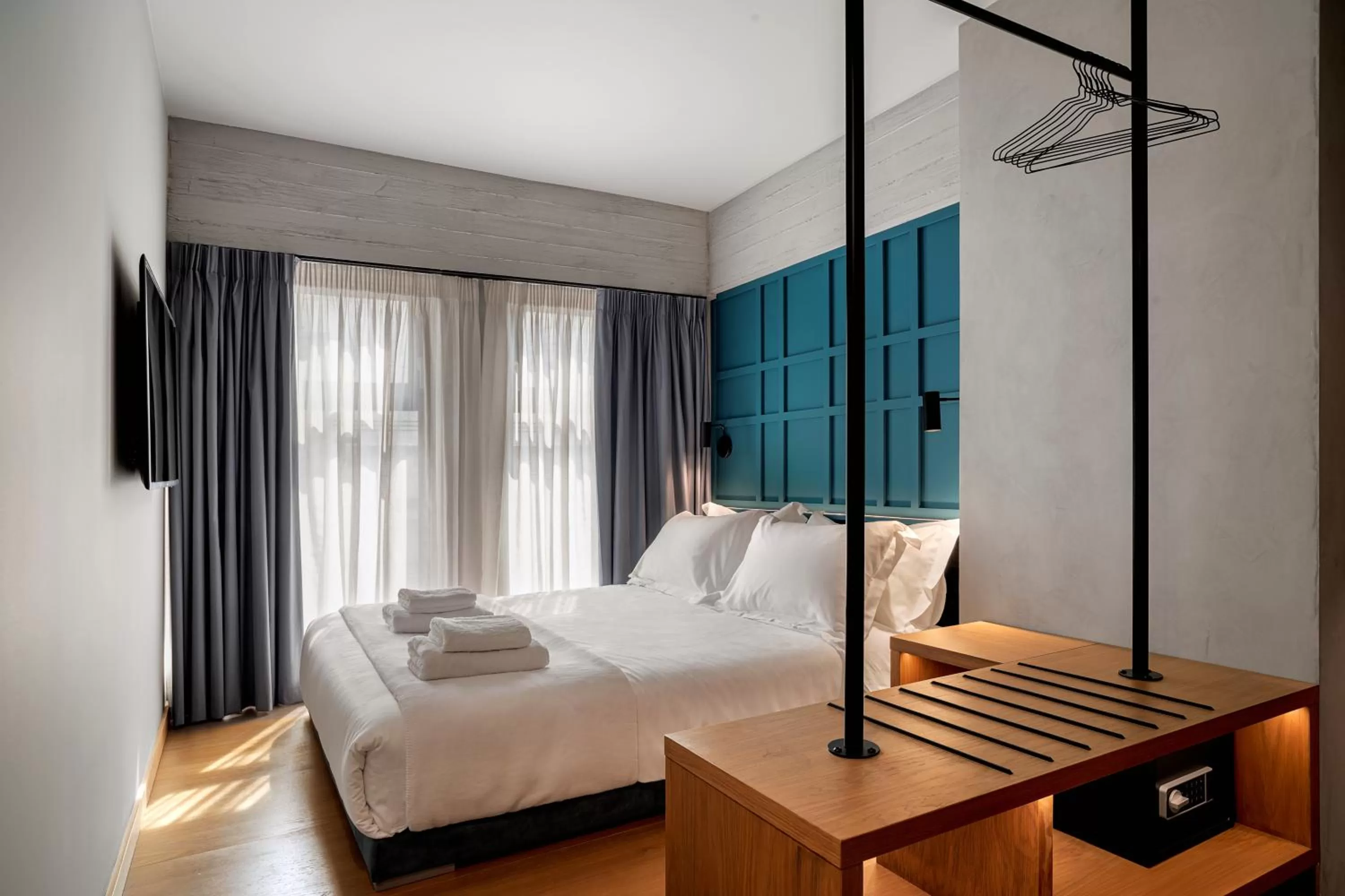 Bed in Bob W Athens Akadimia