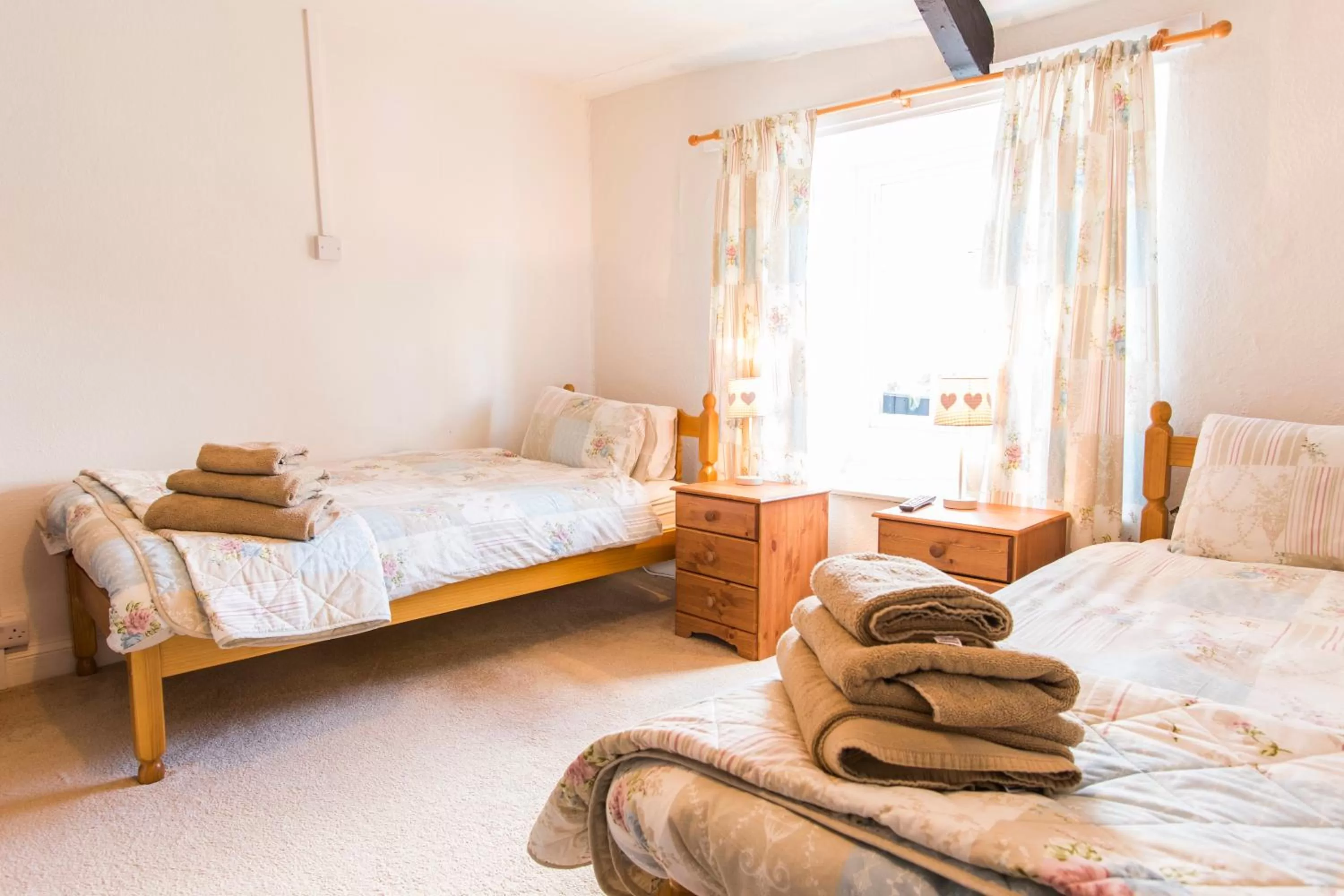 Photo of the whole room, Bed in The Swan