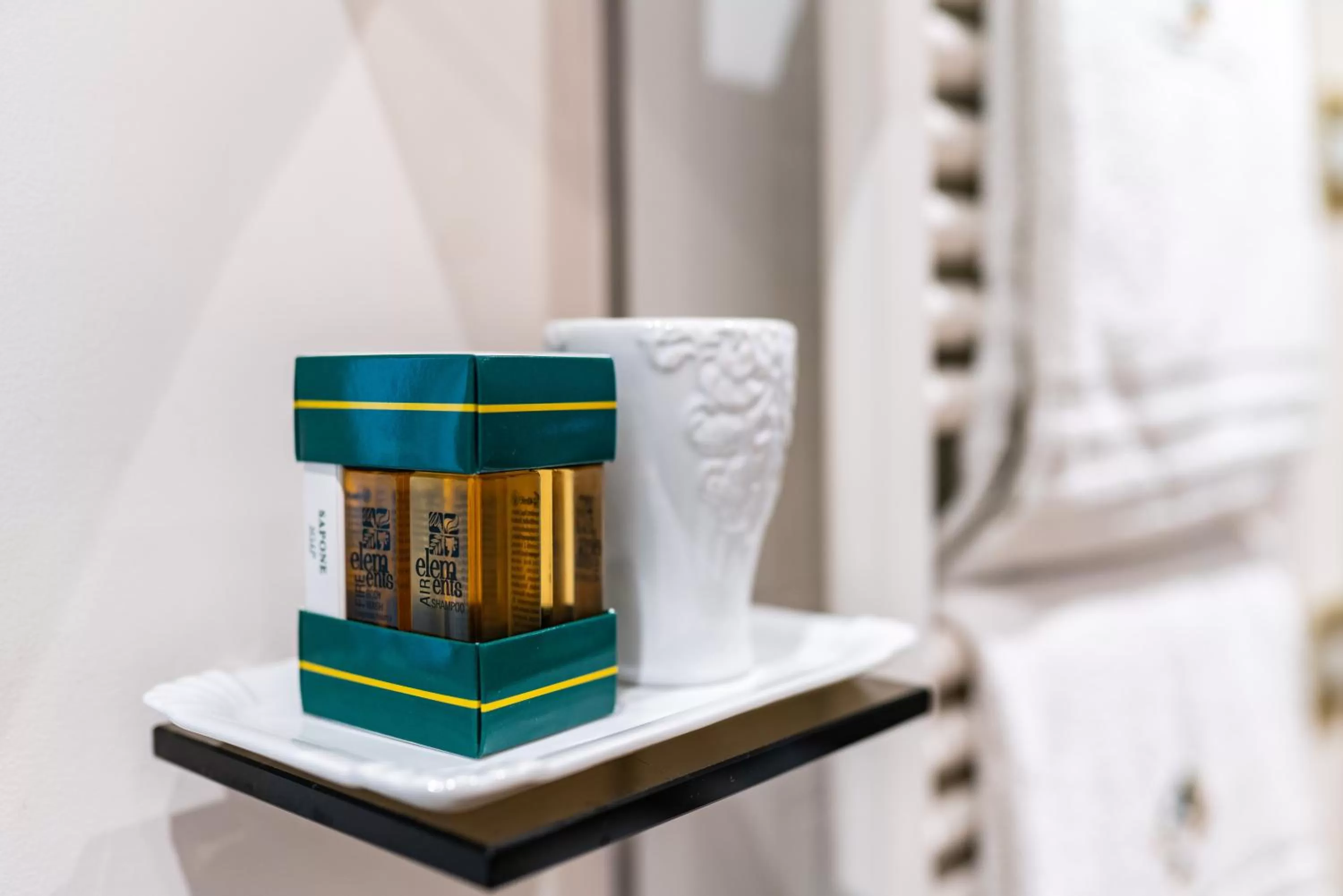 Shower, Bed in Palazzo Scotto