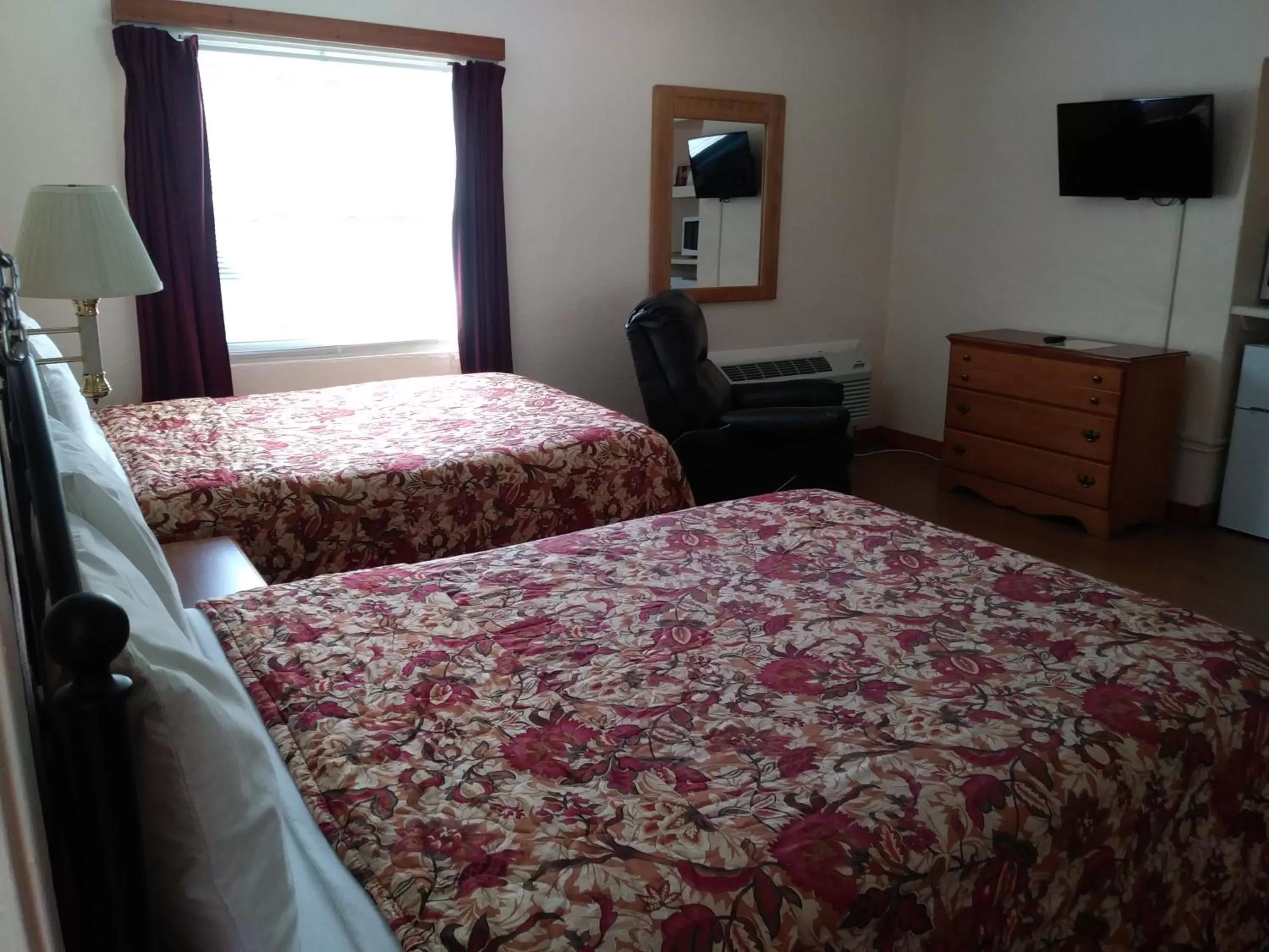 Bed in Riverbend Lodging