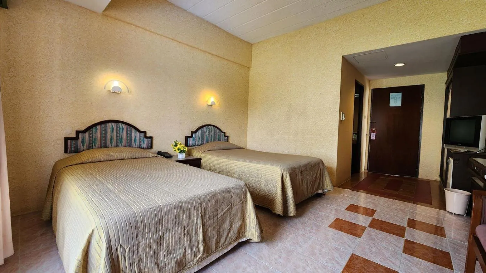 Photo of the whole room, Bed in Pattaya Garden Resort