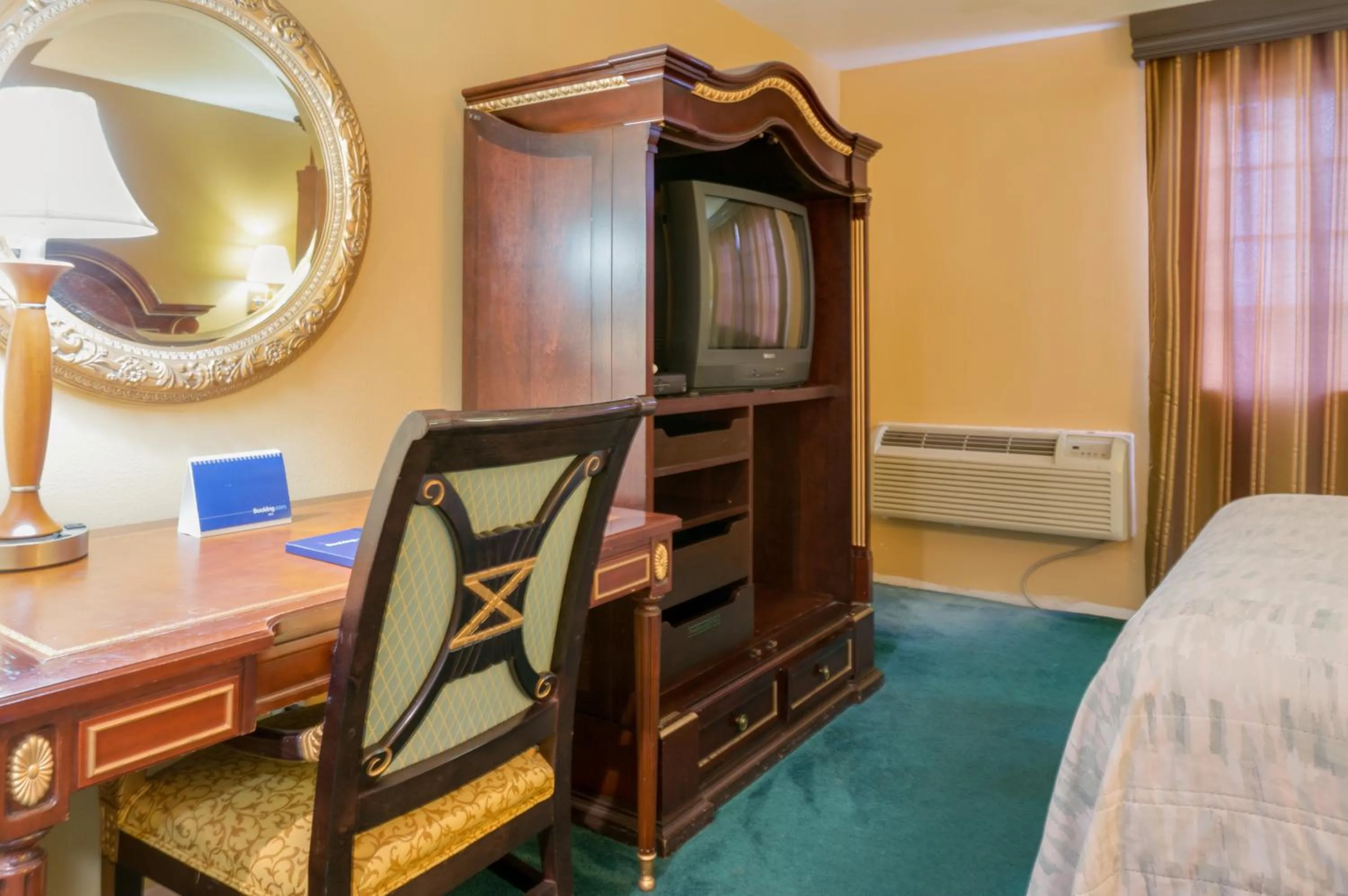 TV and multimedia, Bed in Redondo Beach Inn-LAX