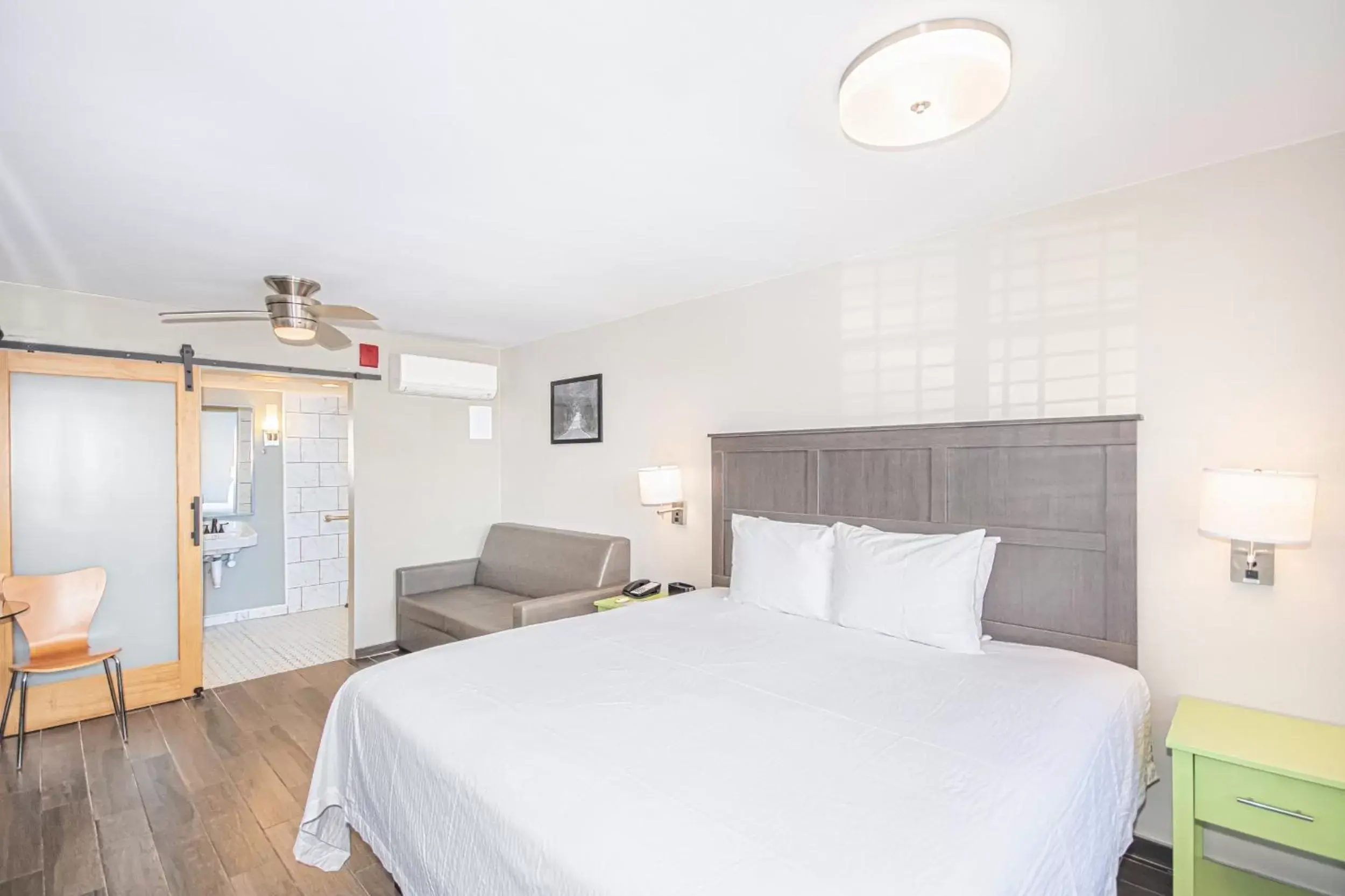 King Room - Disability Access in Seven Hills Suites Tallahassee King Room - Disability Access in Seven Hills Suites Tallahassee