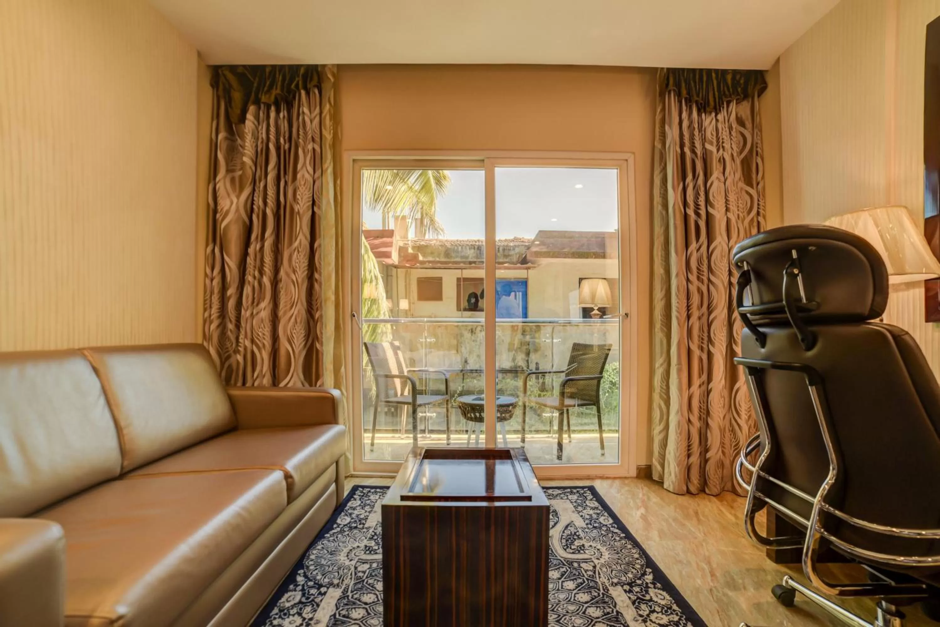 Living room in Fabhotel Prime Sarala Crown - 500M From Calangute Beach