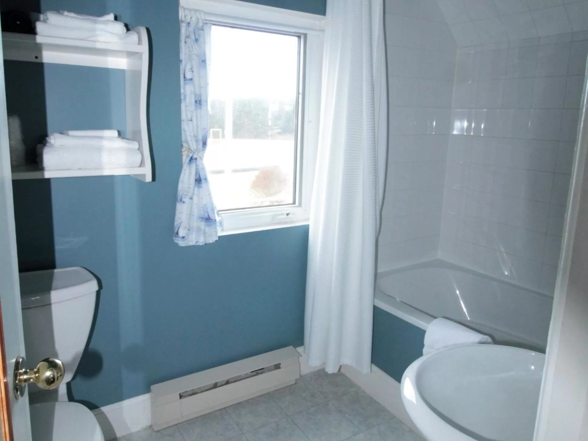 Deluxe Queen Room in Seawind Landing Country Inn