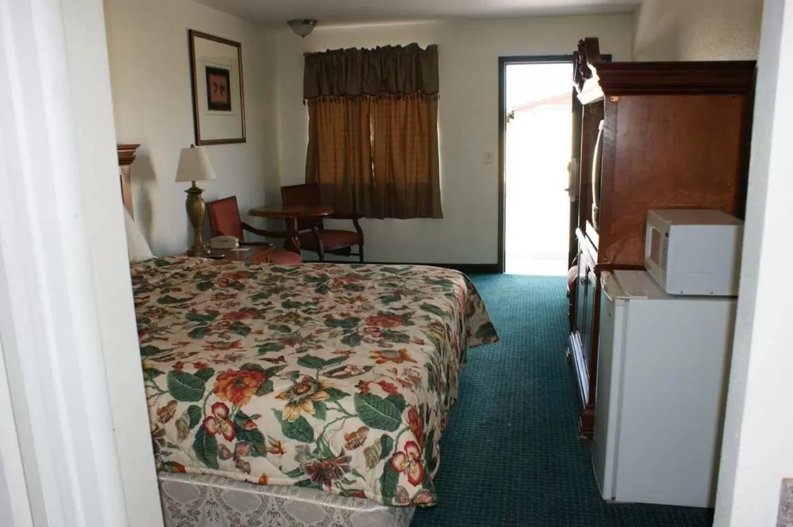 Bed in HWY Express Inn and Suites