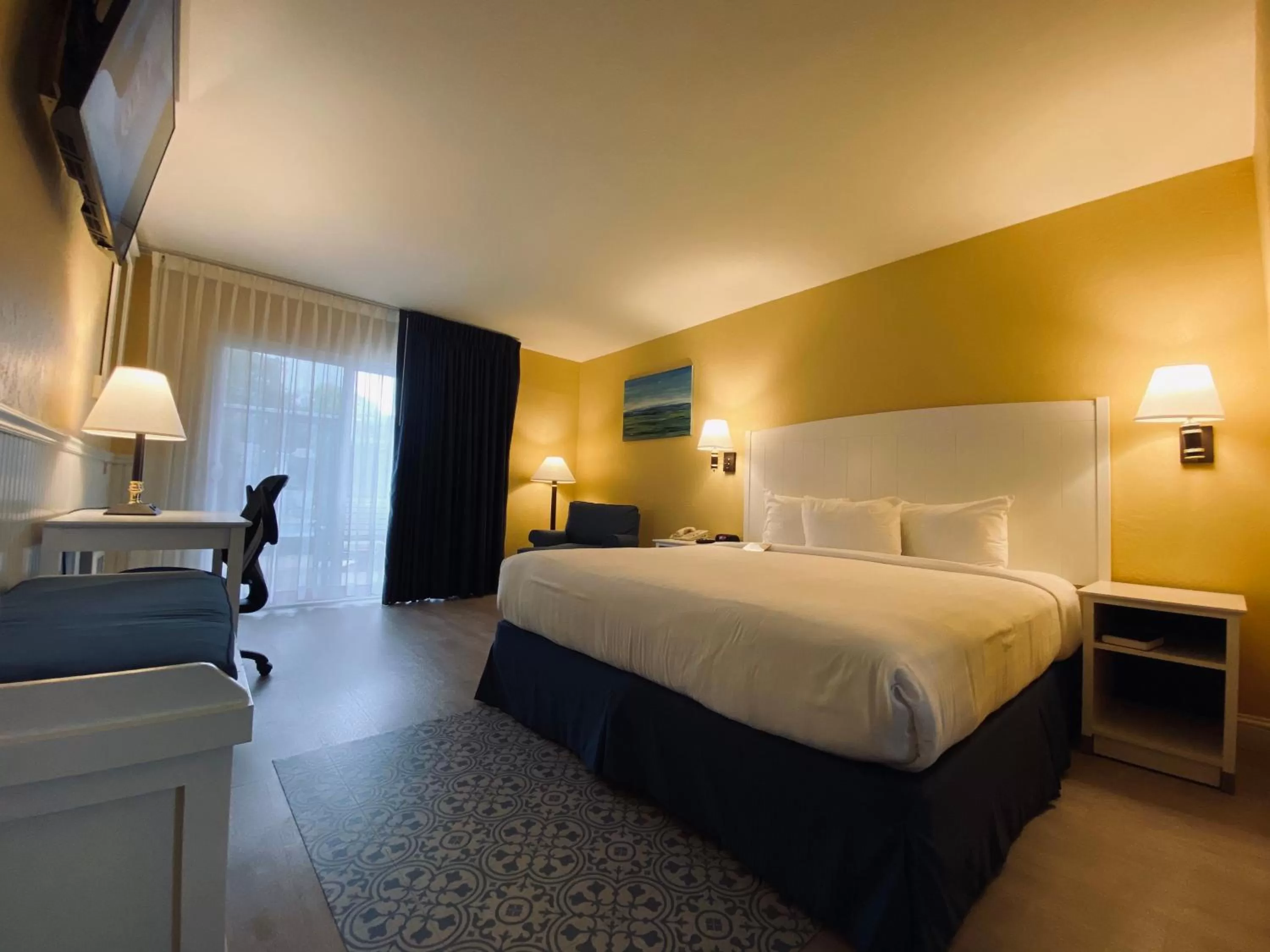 Bedroom, Bed in Monterey Bay Lodge