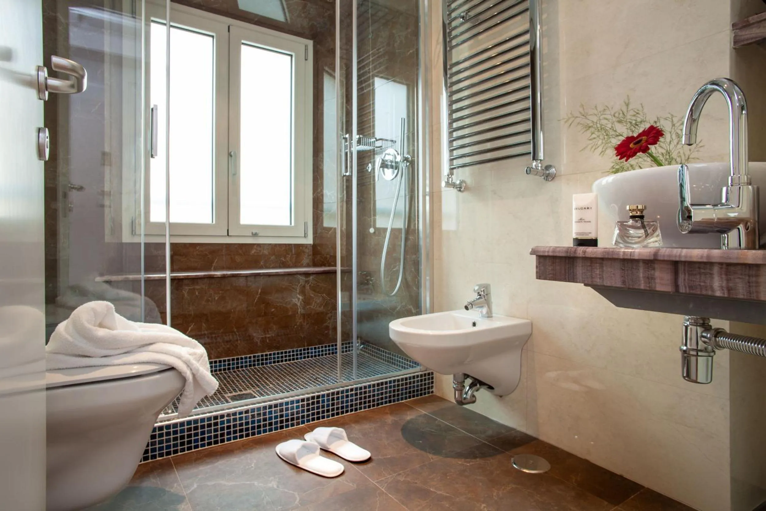 Shower in Floris Hotel