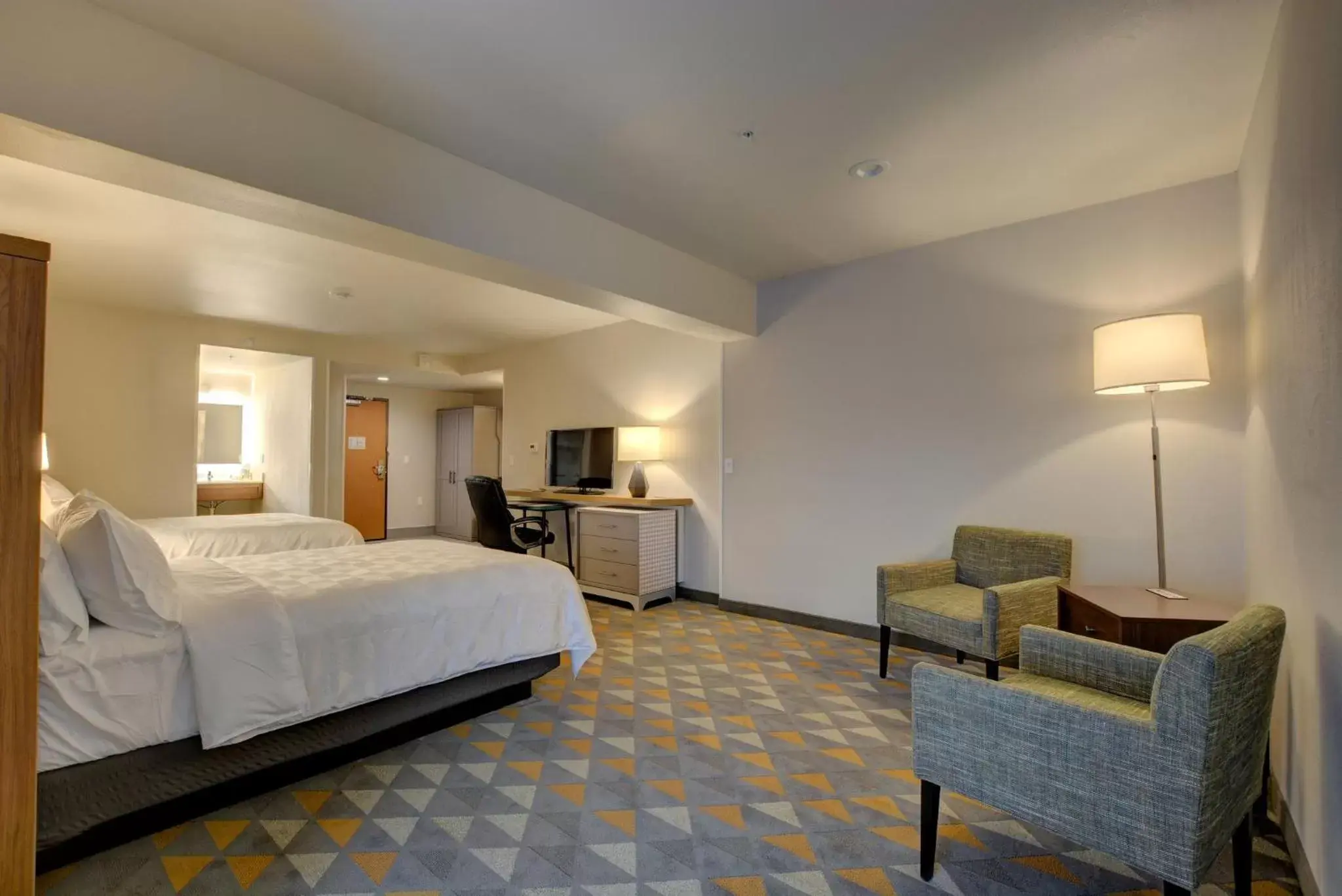 Standard Queen Room with Two Queen Beds and Roll-In Shower - Mobility Access in Holiday Inn - Salem by IHG Standard Queen Room with Two Queen Beds and Roll-In Shower - Mobility Access in Holiday Inn - Salem by IHG