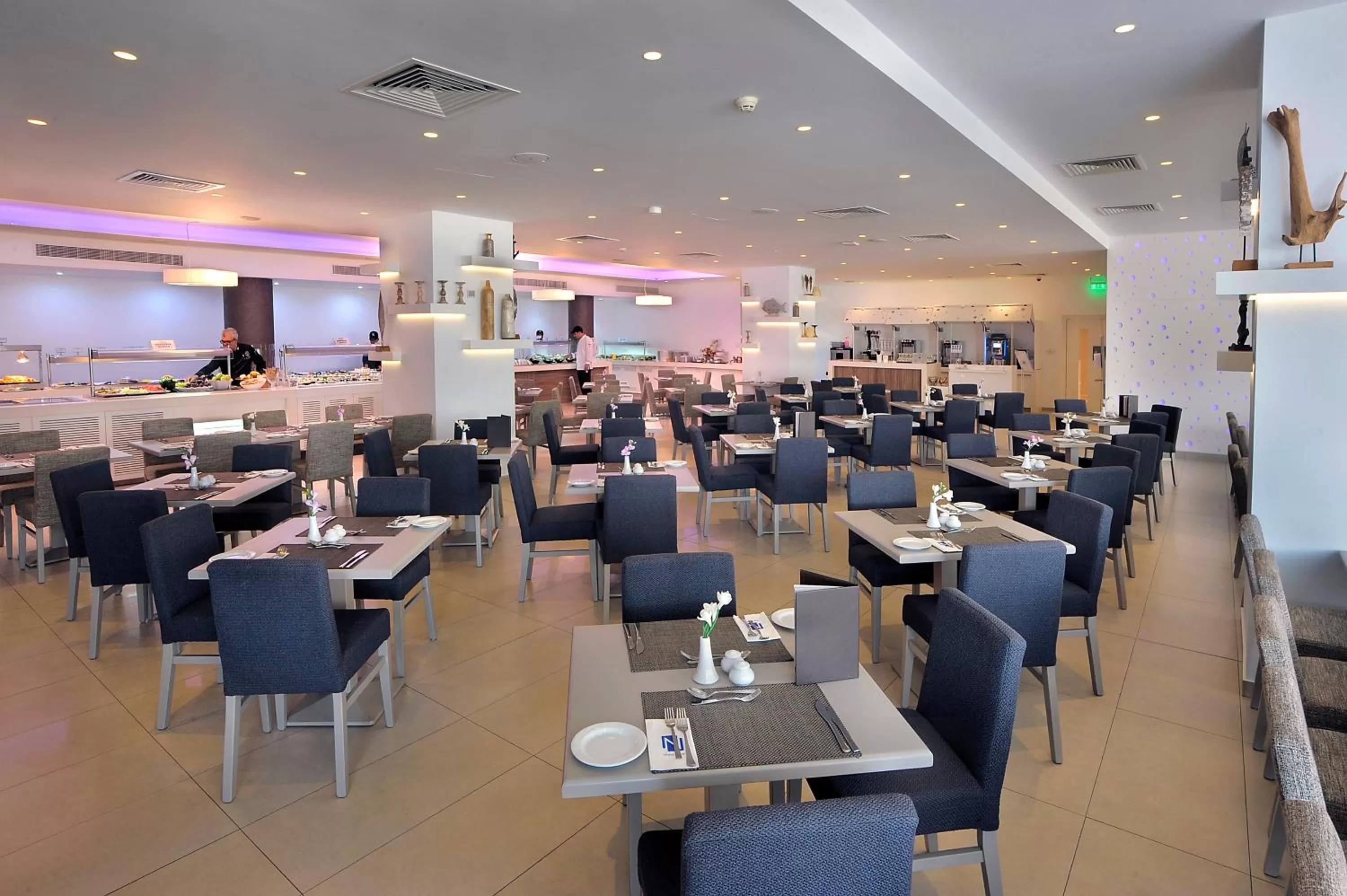 Restaurant/places to eat in Nestor Hotel